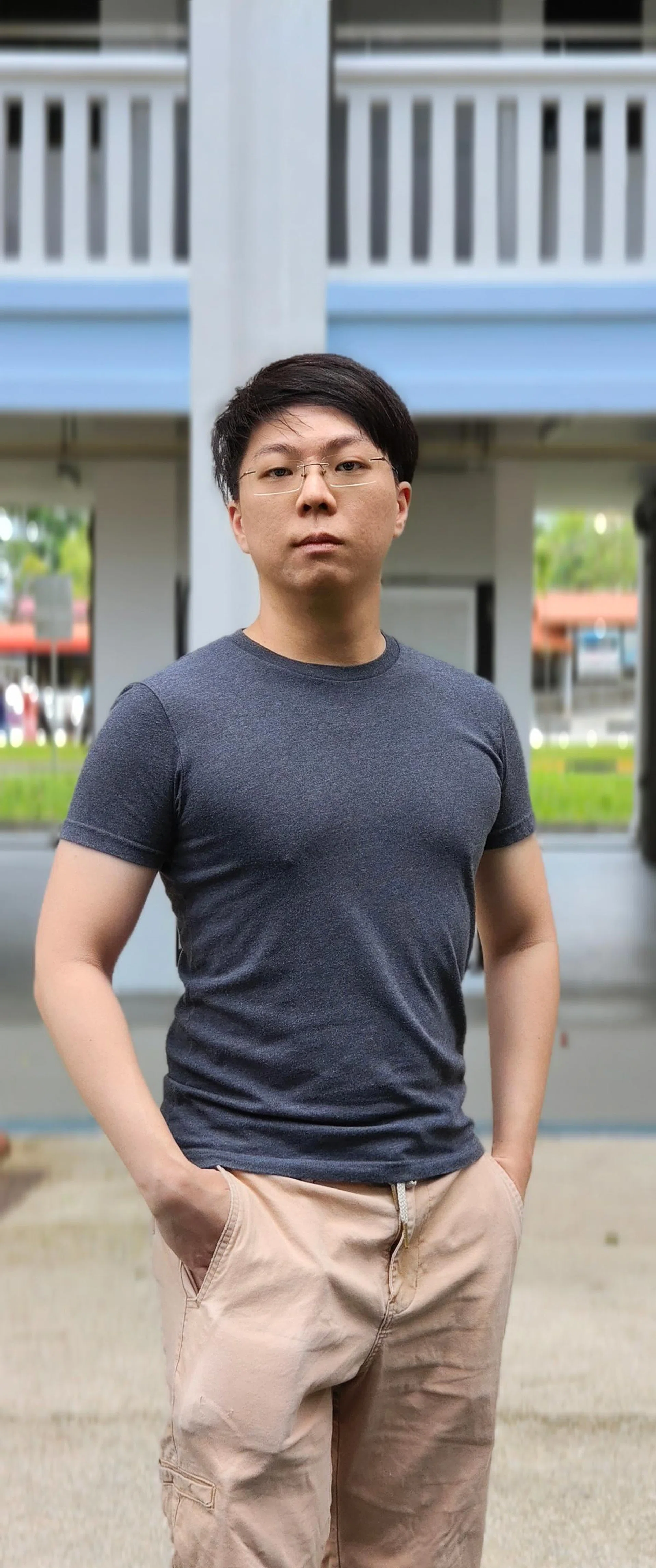 ZEISS's cinematic bokeh filter applied on this portrait shot. The t-shirt matching the phone's design was not on purpose.