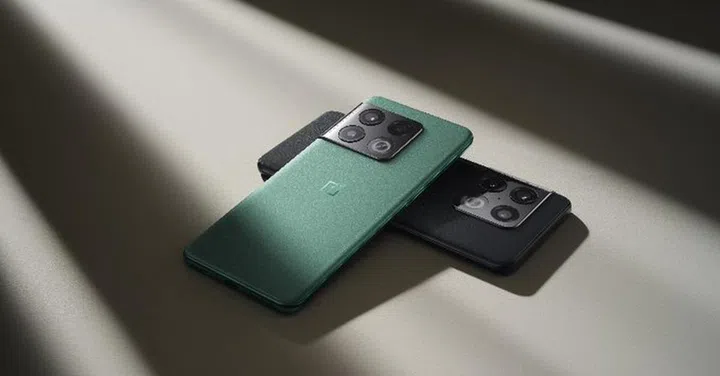 Volcanic Black (right, bottom) is the only officially available OnePlus 10 Pro colourway for Singapore.