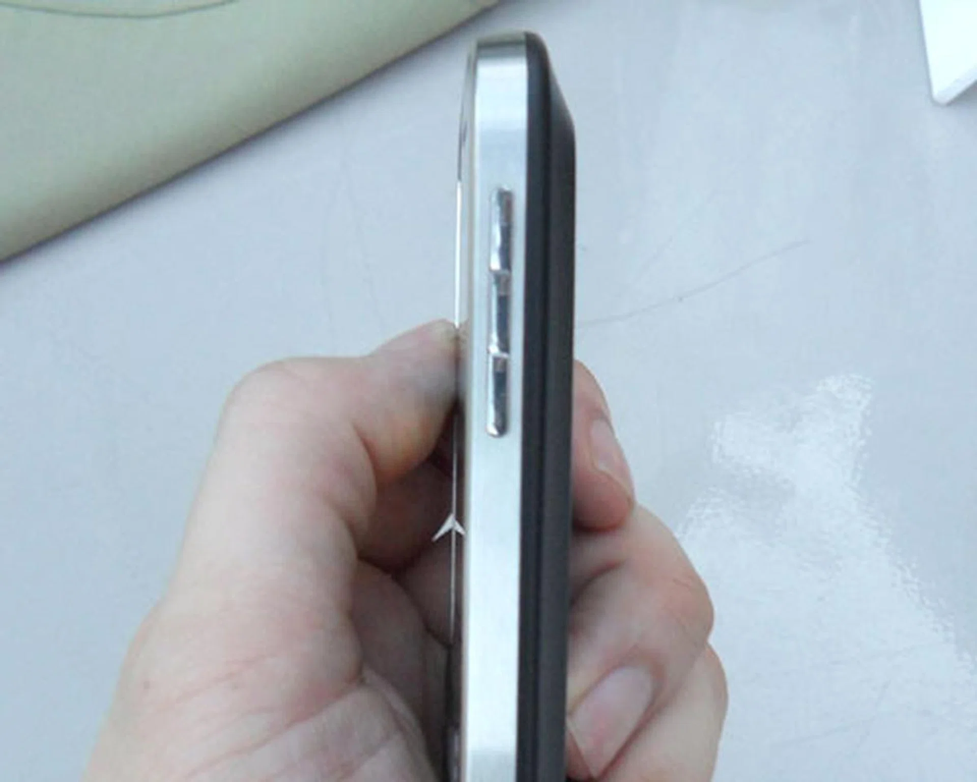 To improve upon its design, the Bold 9900 slims itself to a mere 10.5mm for its profile.