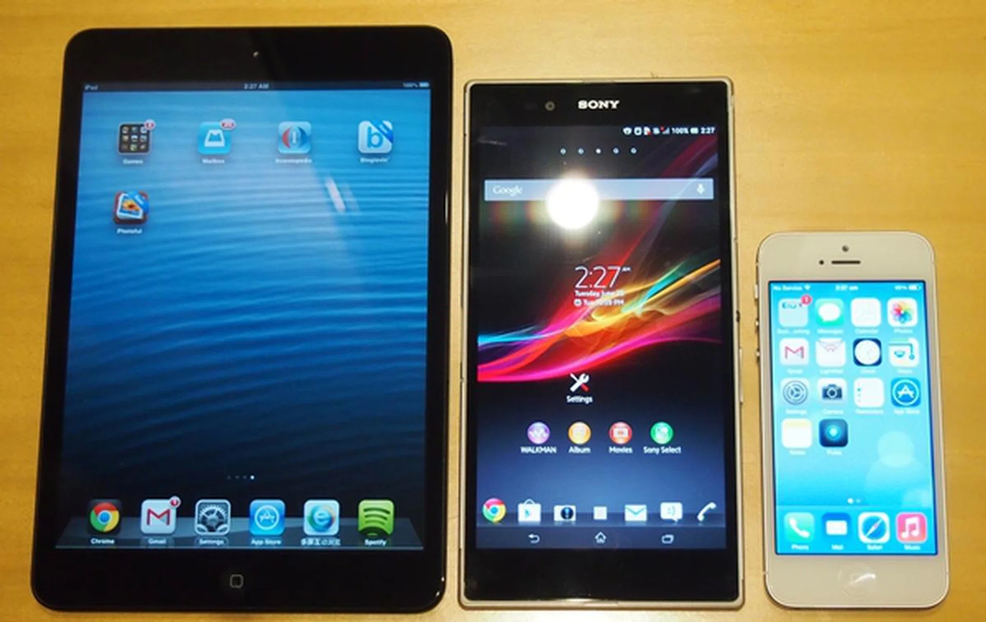 How the Sony Xperia Z Ultra will look beside the 7.9-inch Apple iPad mini (left) and 4-inch Apple iPhone 5 (right).