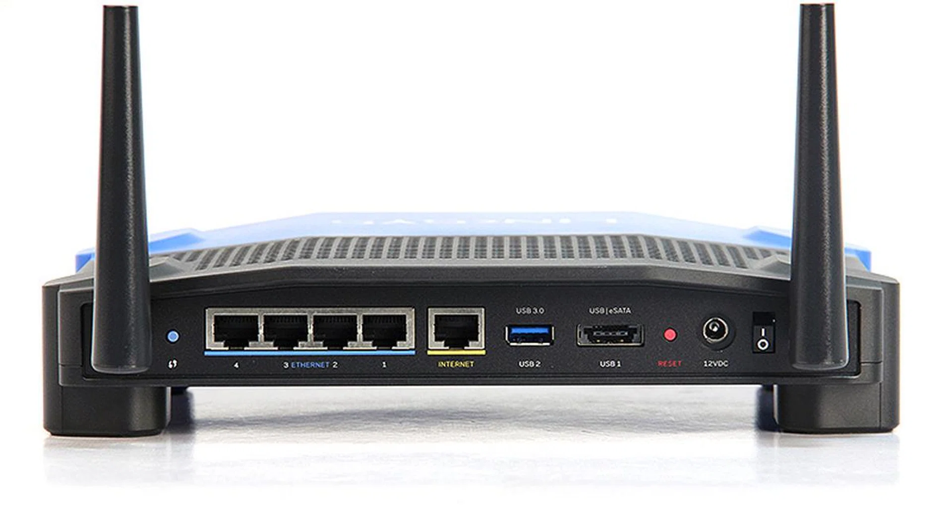From left to right: the WPS setup button, four Gigabit LAN ports, a single Gigabit WAN port, USB 3.0 port, USB 2.0/eSATA combo port, reset button and DC-in jack.
