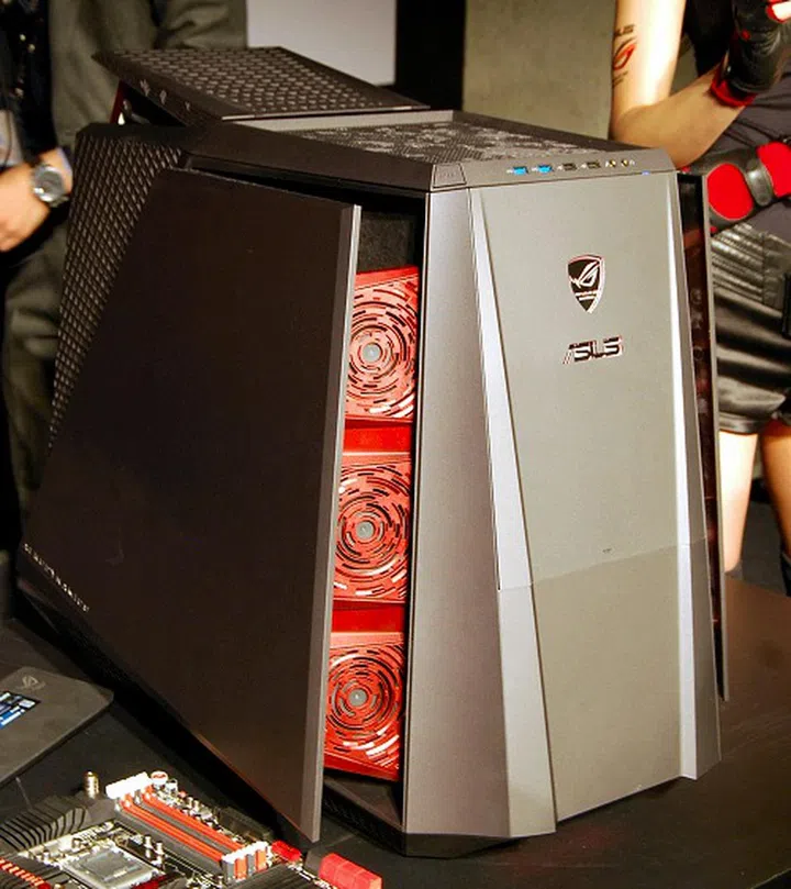 To be exact, ASUS claims the system has hundreds of vents and ten powerful crimson fans that augment its internal liquid cooling.