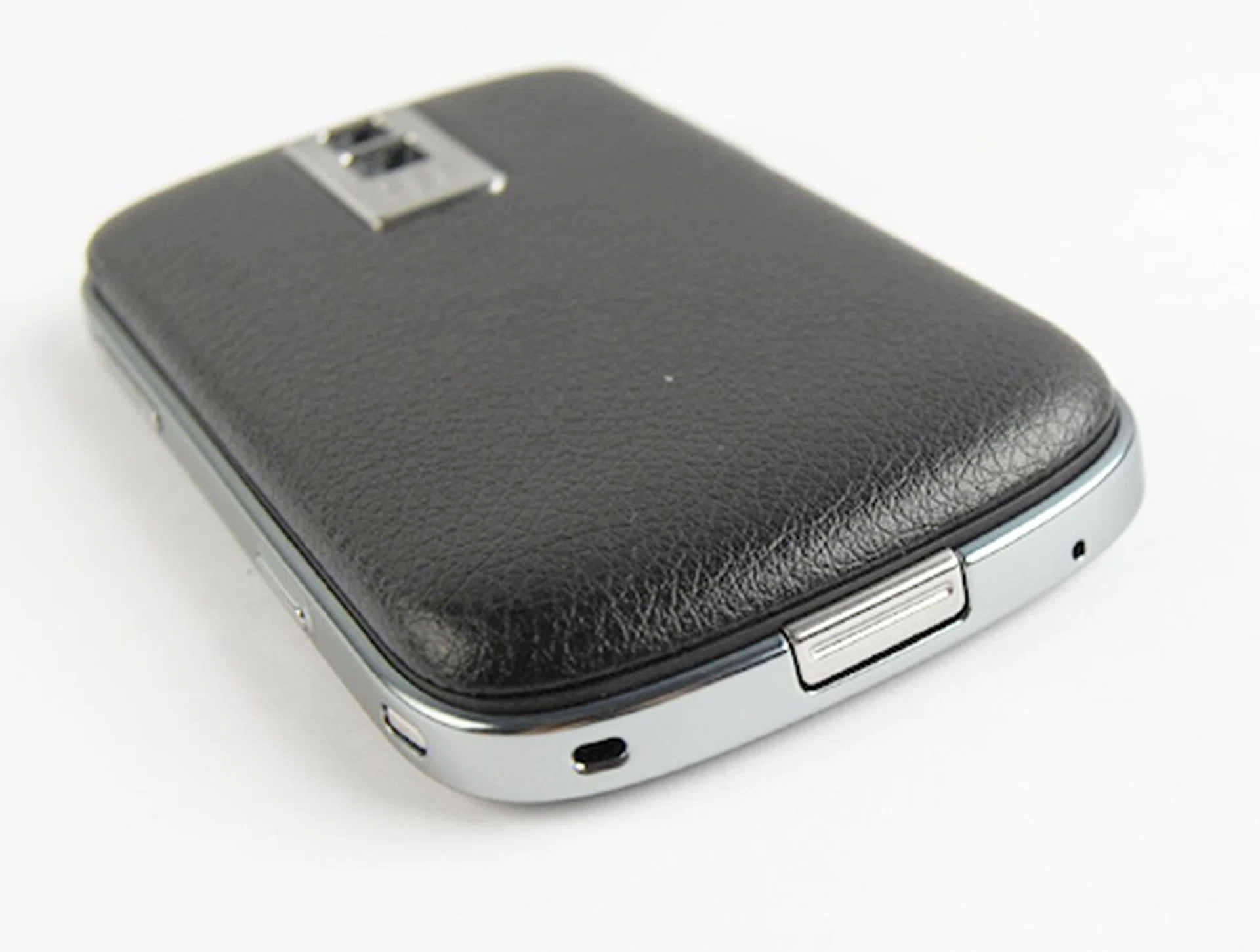 Notice the little catch here? Battery casing removal is just a press away with the button here, and looking closer, you will see the leathery texture that's melded onto the battery casing.