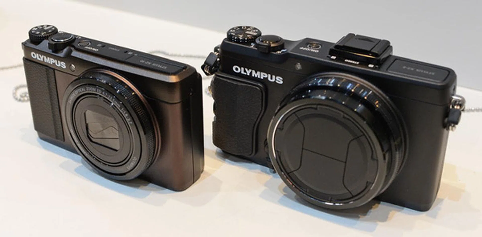 Here you can see that the XZ-10 (left) is slimmer than the XZ-2.