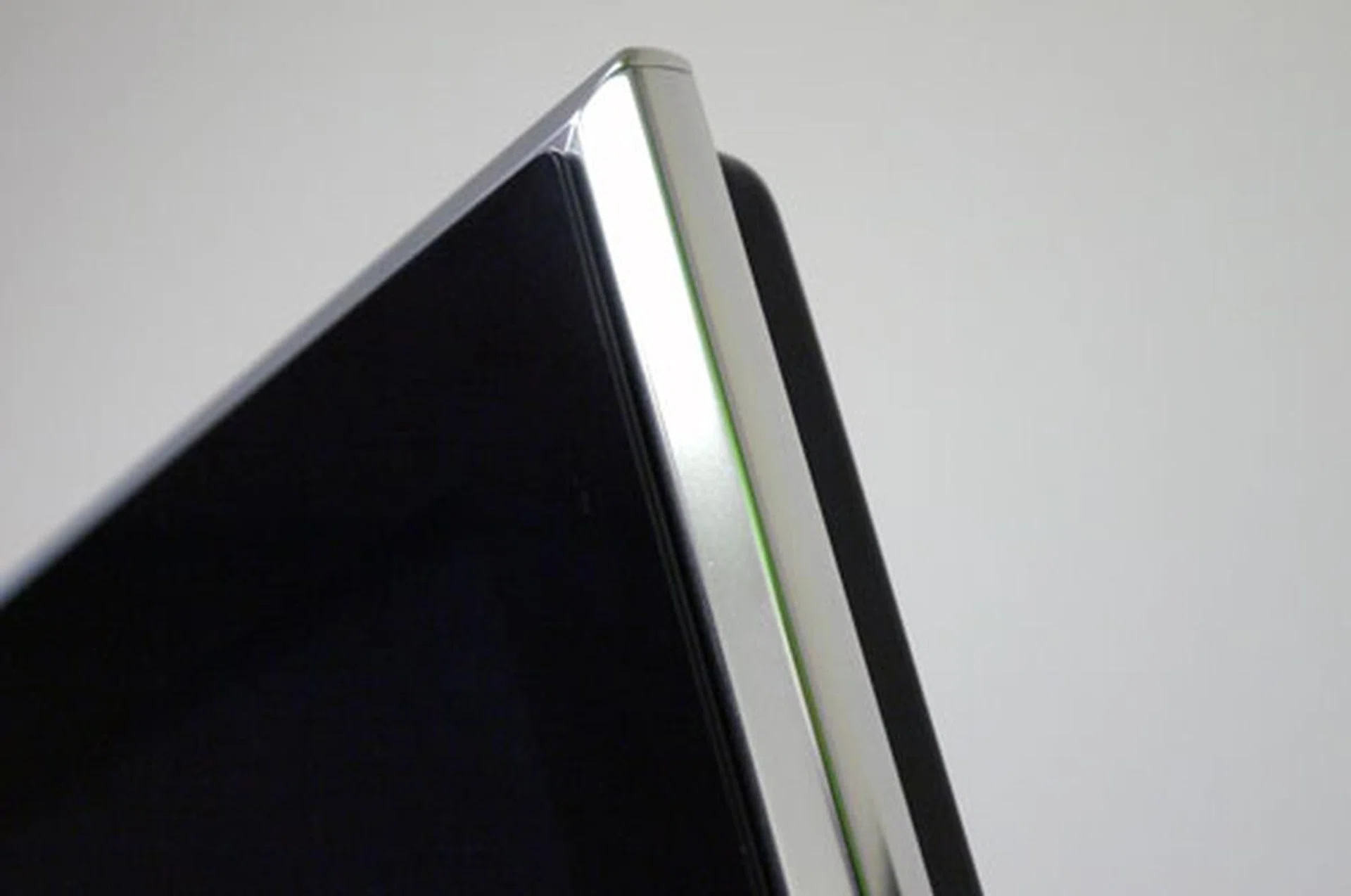 Here's a closer look at the "silver" trimmings which surrounds the panel. We like how it breaks an otherwise monotonous and all-black profile on the VT50S. 