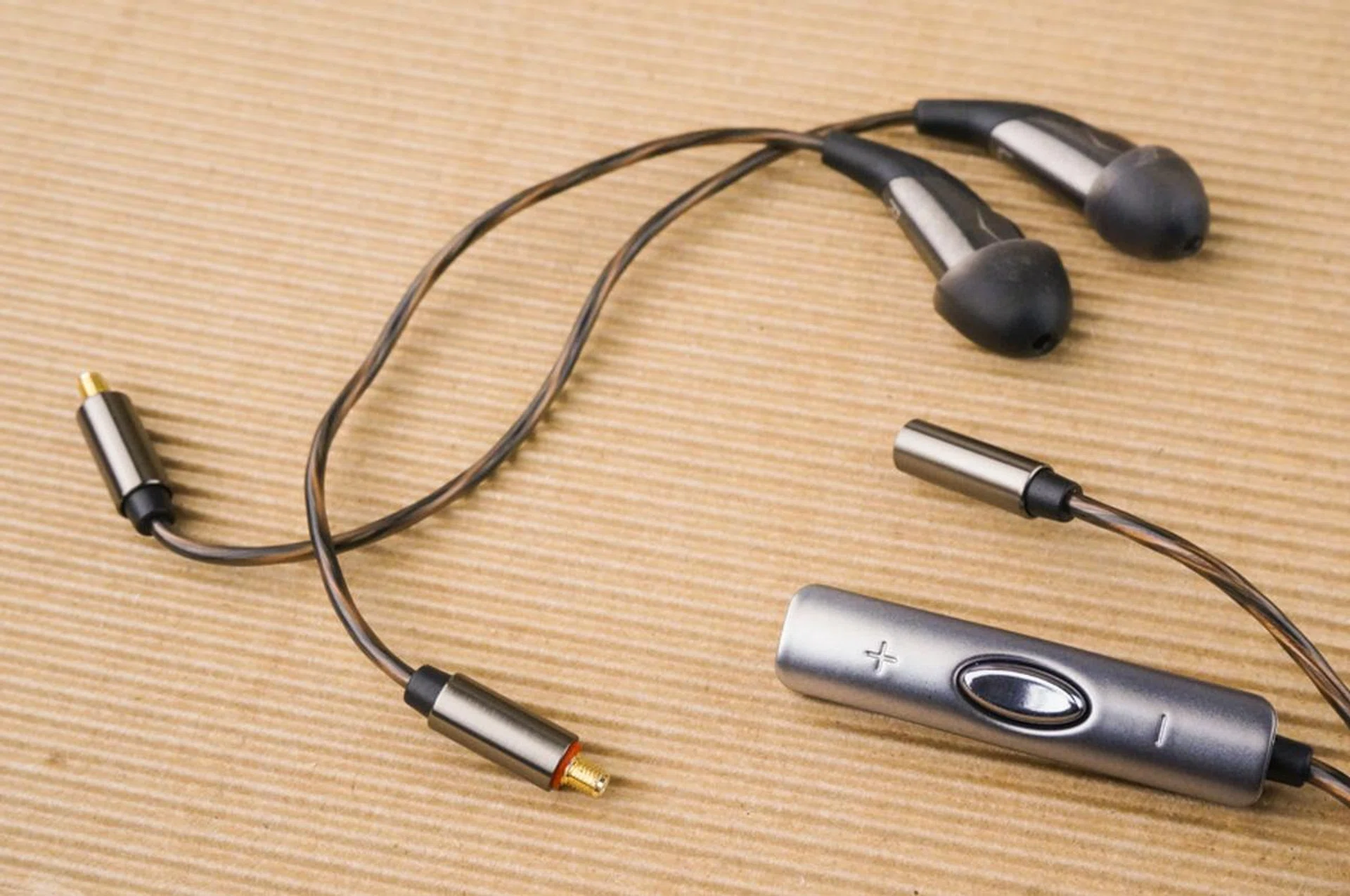 The cables feature screw-type coaxial SSMCX connectors for easy swapping.