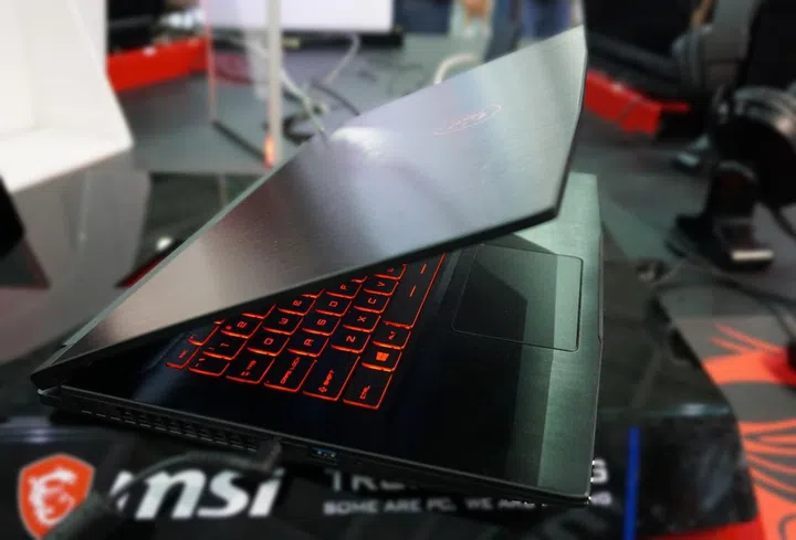 The left profile of the notebook houses exhaust vents, a power jack and a third USB 3.0 port. This design is an improvement over its predecessor where exhaust vents were situated even on the right profile and that can be annoying when you’re likely to be using a mouse there.