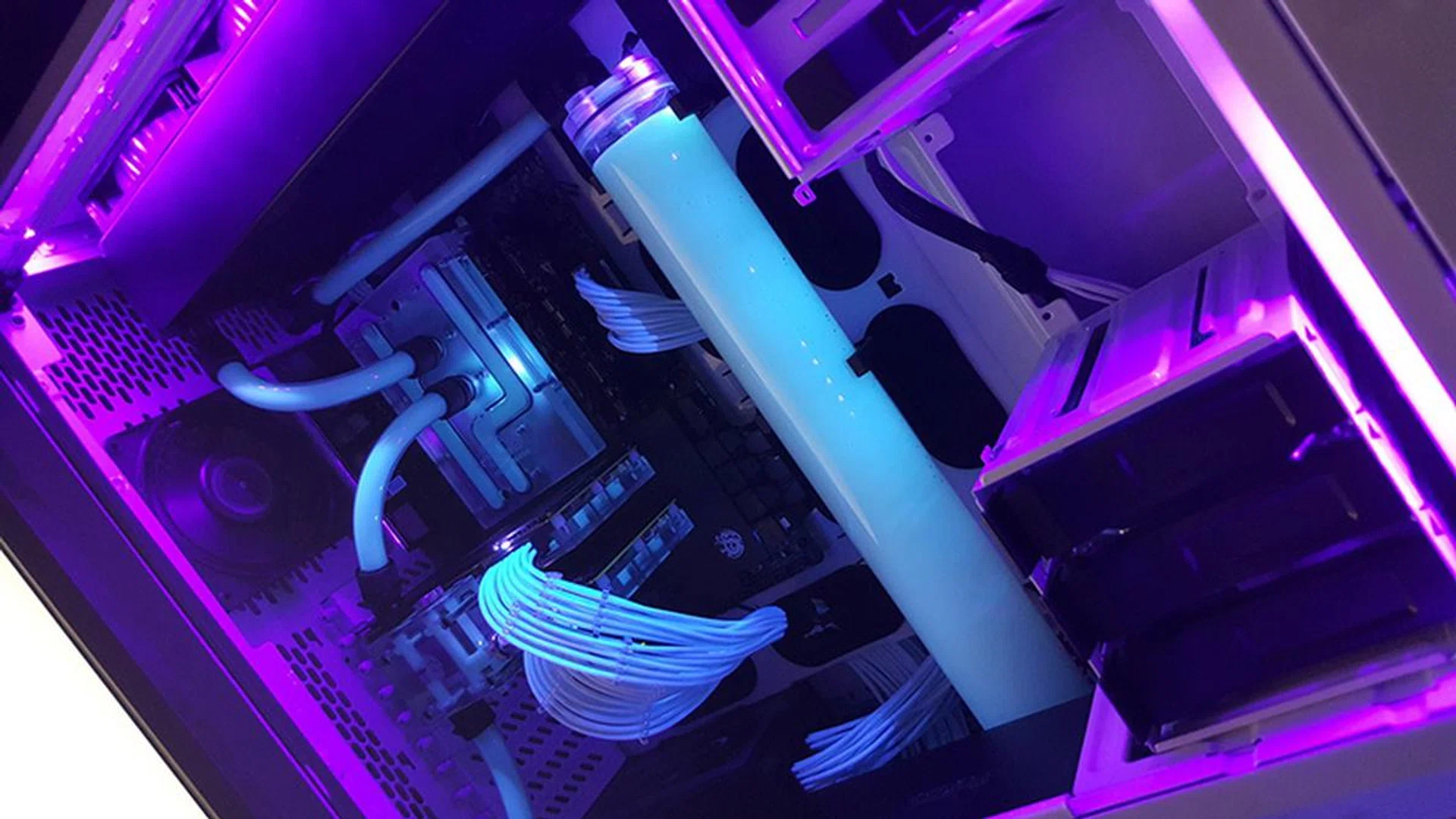 This rig is running an MSI X99S SLI Plus board with an Intel Core i7-5820K processor. On the graphics front, there are dual liquid-cooled AMD Radeon R9 Fury Xs. And yes, that's a custom Corsair 900D painted white right there. (Image Source: royfrosty)