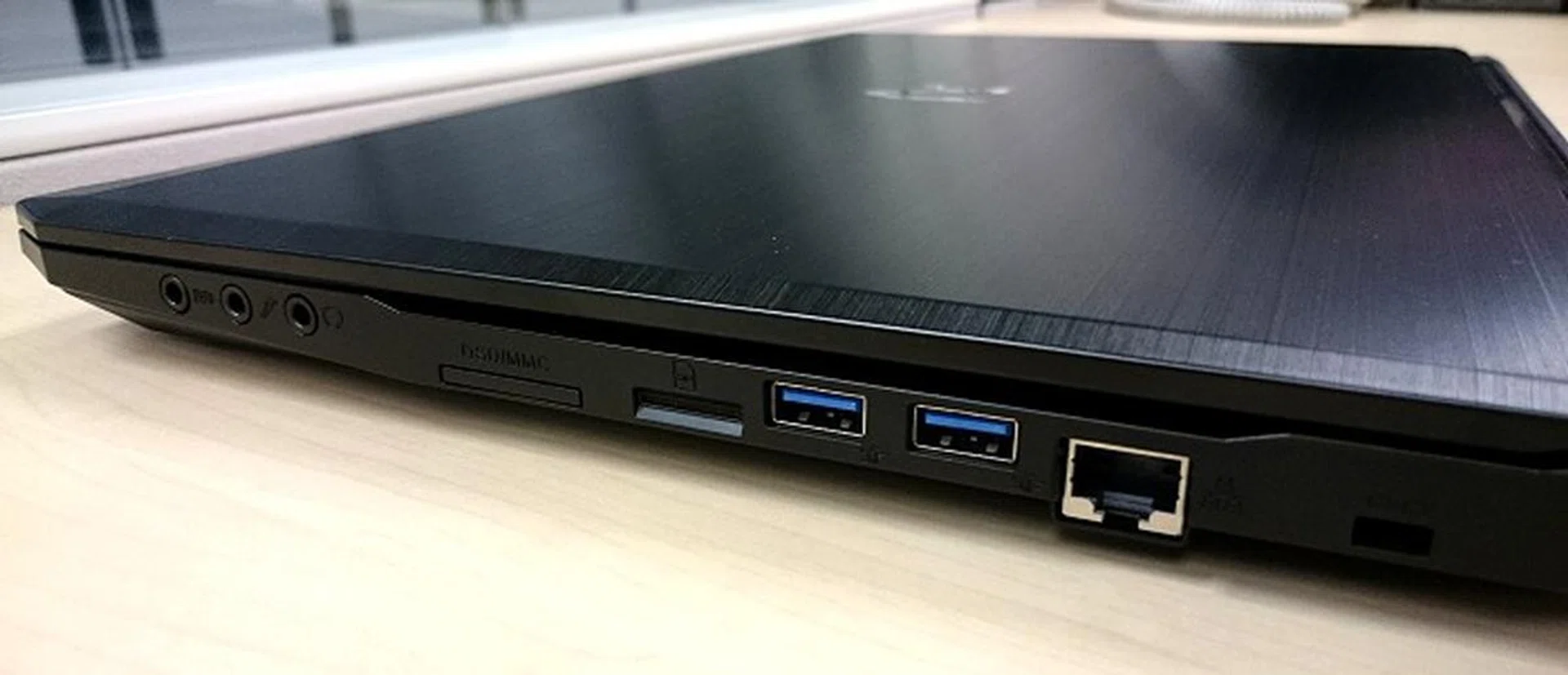 Over on the right, you’ll find three 3.5mm black audio jacks that correspond to the following: S/PDIF digital output audio connector, a dedicated microphone input and a headphone output jack. The rest of them are a multi-card reader, optional SIM input for mobile data connectivity, dual USB 3.0 ports, an RJ45 LAN jack and lastly a Kensington lock slot. Oh did we not mention the notebook is a looking sleek for a serious upgrade friendly gaming notebook?