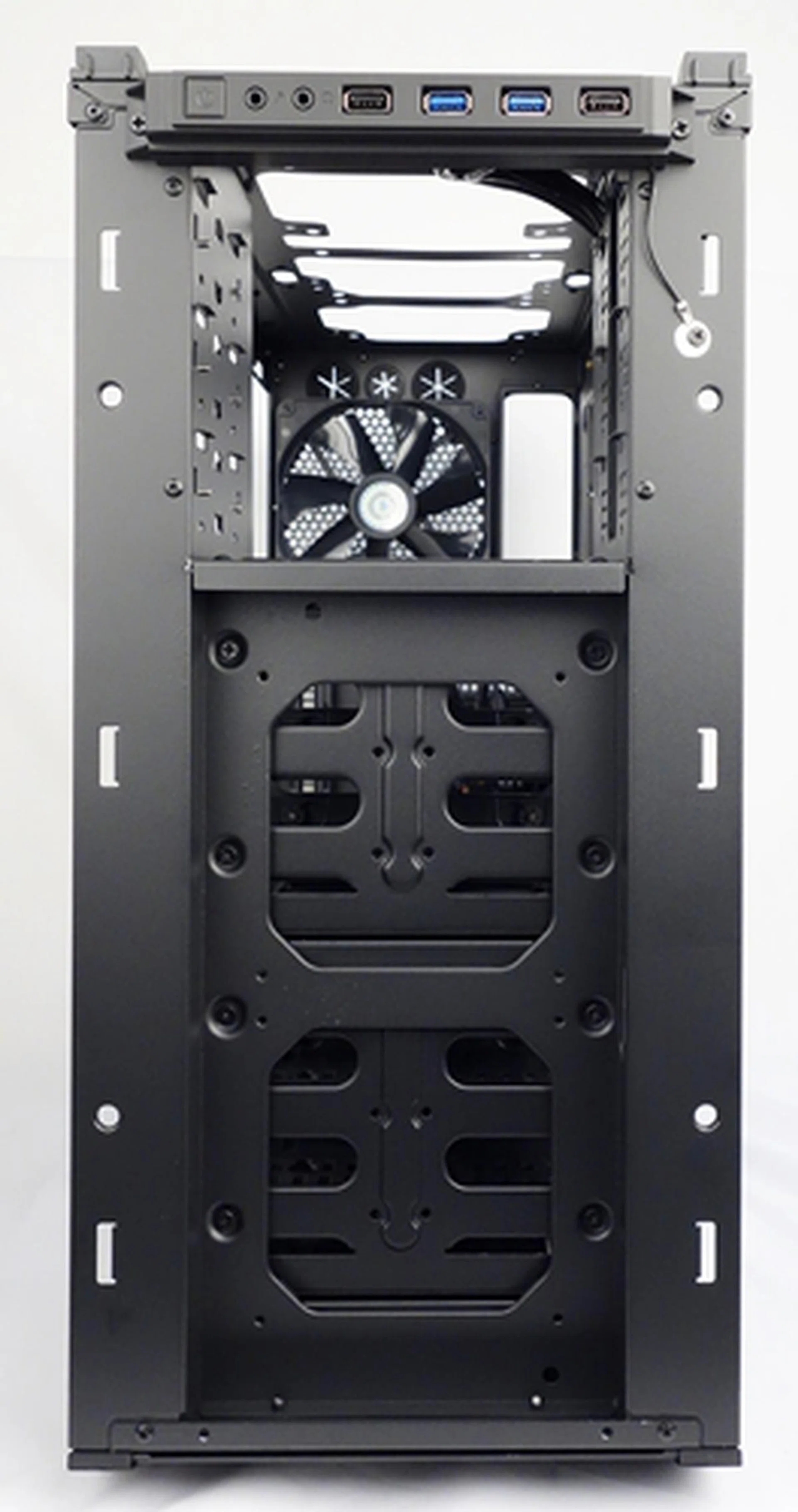 The I/O module doesn't feature a reset button, while the front facing fan intakes are optional.