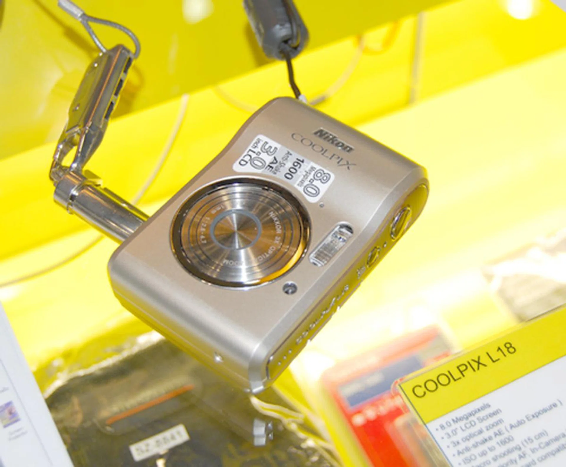  It's not all about DSLRs. For compact camera hunters, bargains such as the Nikon Coolpix L18, featuring 8.1-megapixel imaging quality, 3x optical zoom and anti-shake AE (auto-exposure), is going for S$249 with various freebies including a 4GB SD card and many more.  