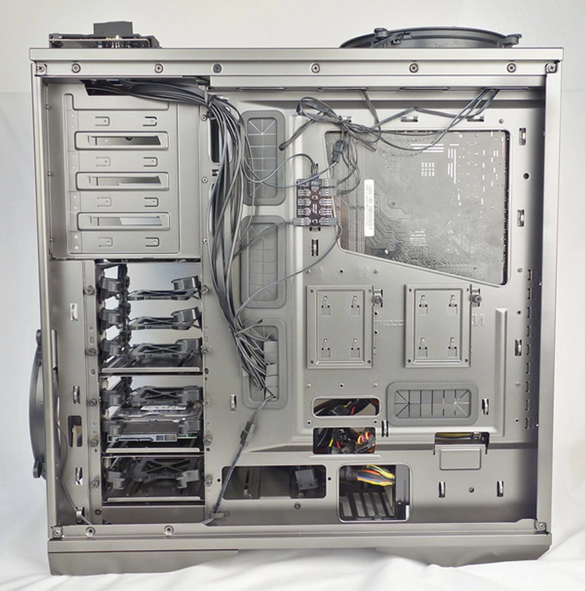 On the other side of the motherboard tray, we can see how the cable and wire management system panned out, to make everything neat and tidy.