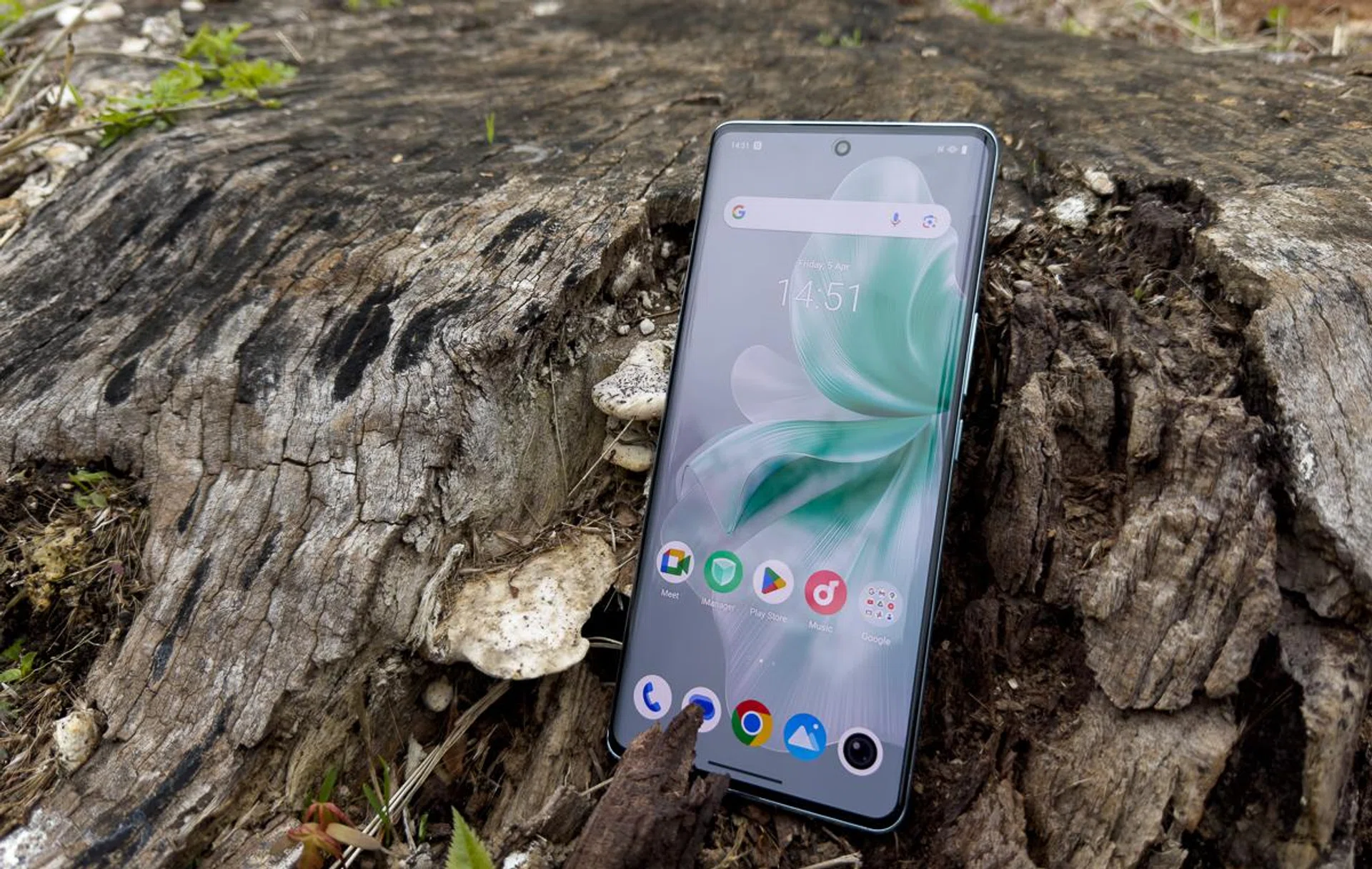 The Vivo V30 under 2pm sun on a slightly overcast spring day.