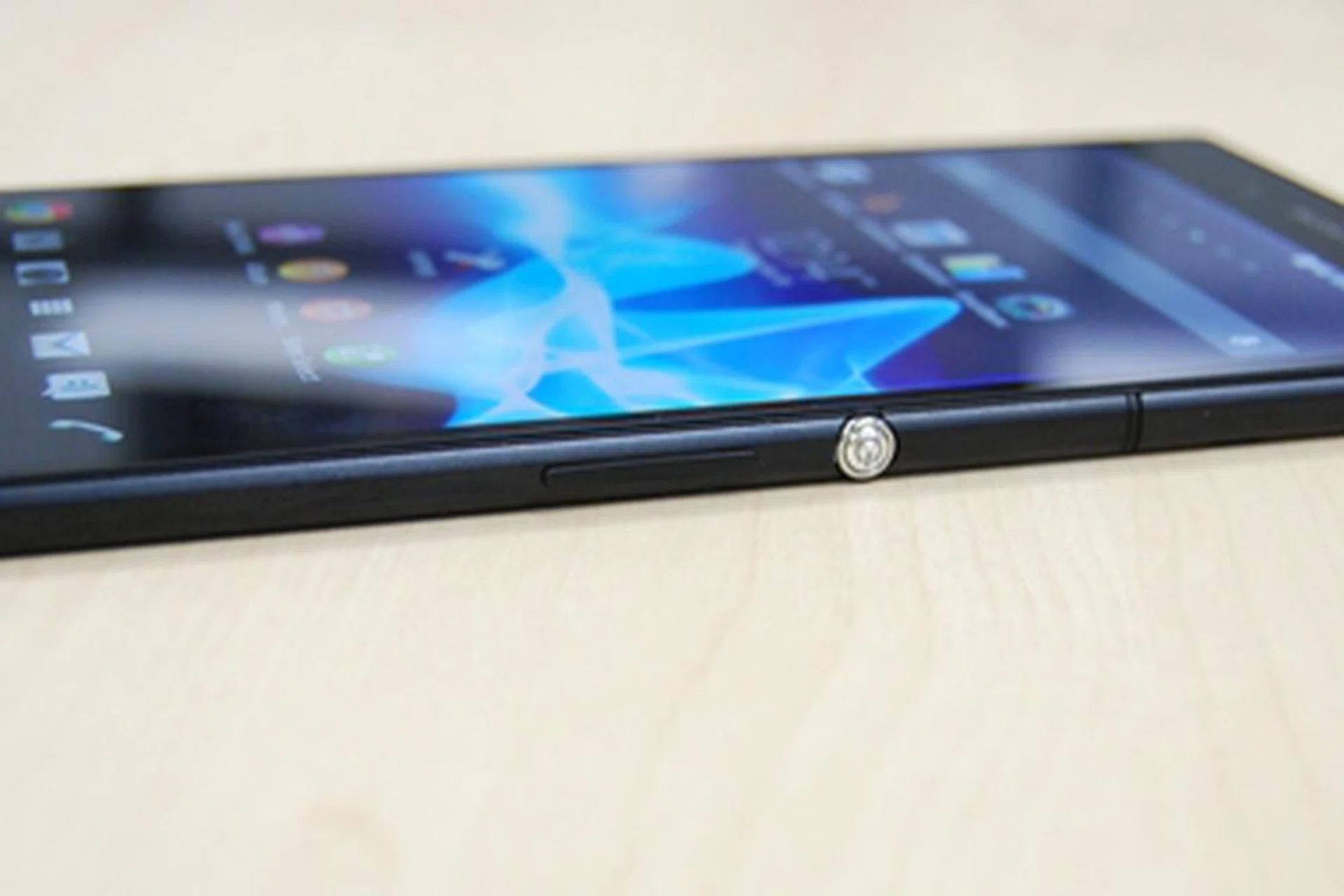 The OmiBalance design has thus far worked pretty well for Sony as it gives its flagship devices a unique look in a sea of similar looking touch screen mobile gadgets.