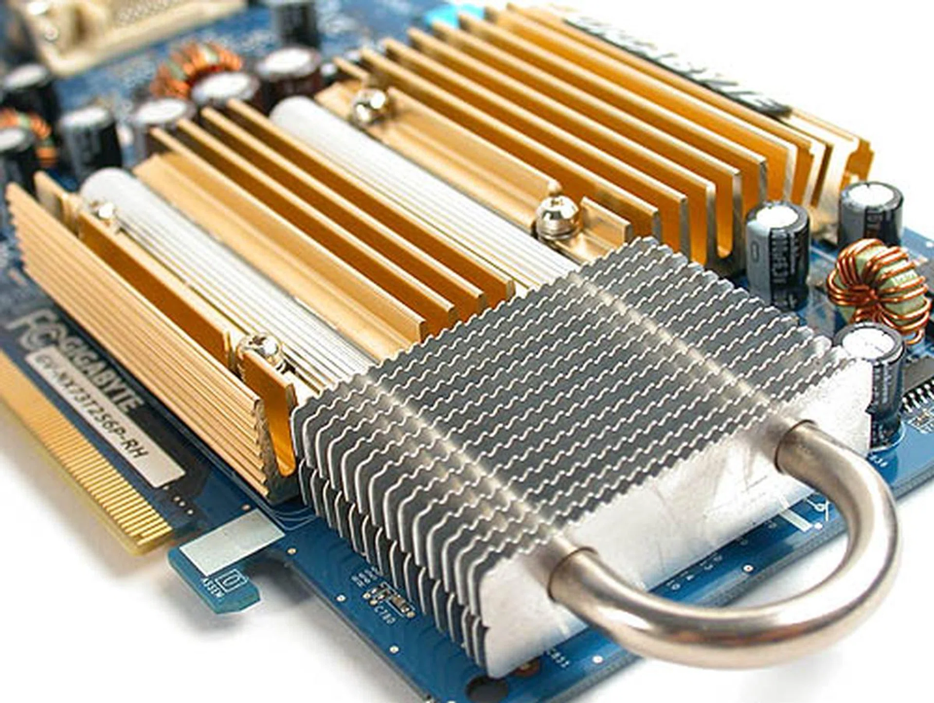 A closer look at the heatsink. While some of the memory chips are beneath the silvery fins, there is no contact so they won't help cool the chips.