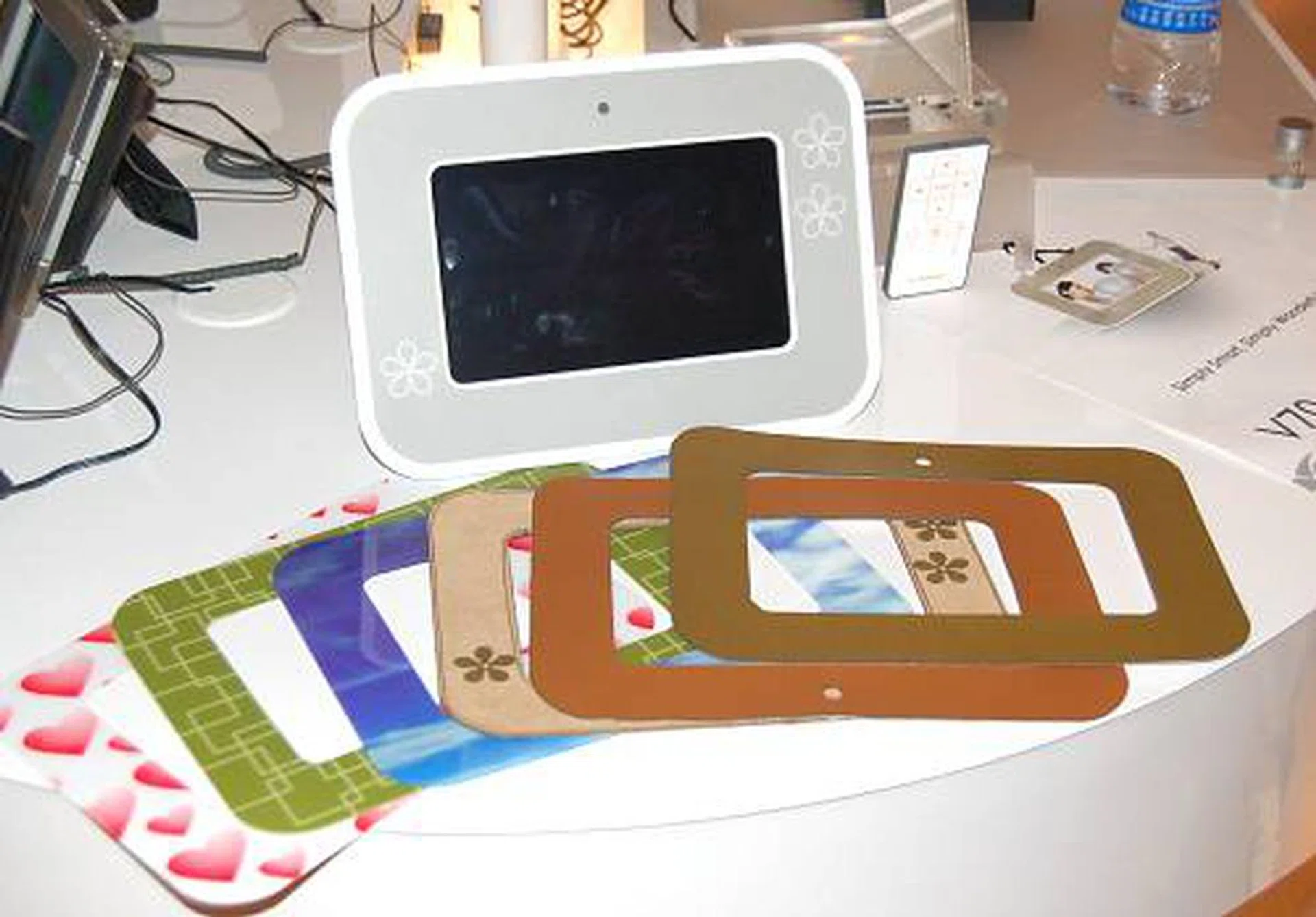 Another photo frame-like player, the V70 is a chic portable player with onboard 32MB RAM and optional NAND storage up to 1GB in size. This player has an 8-inch WXGA wide screen display and can support JPEG, MPEG-1/4, 3gp, MP3, WMA and AAC_LC. It also has a 6-in-1 card reader.