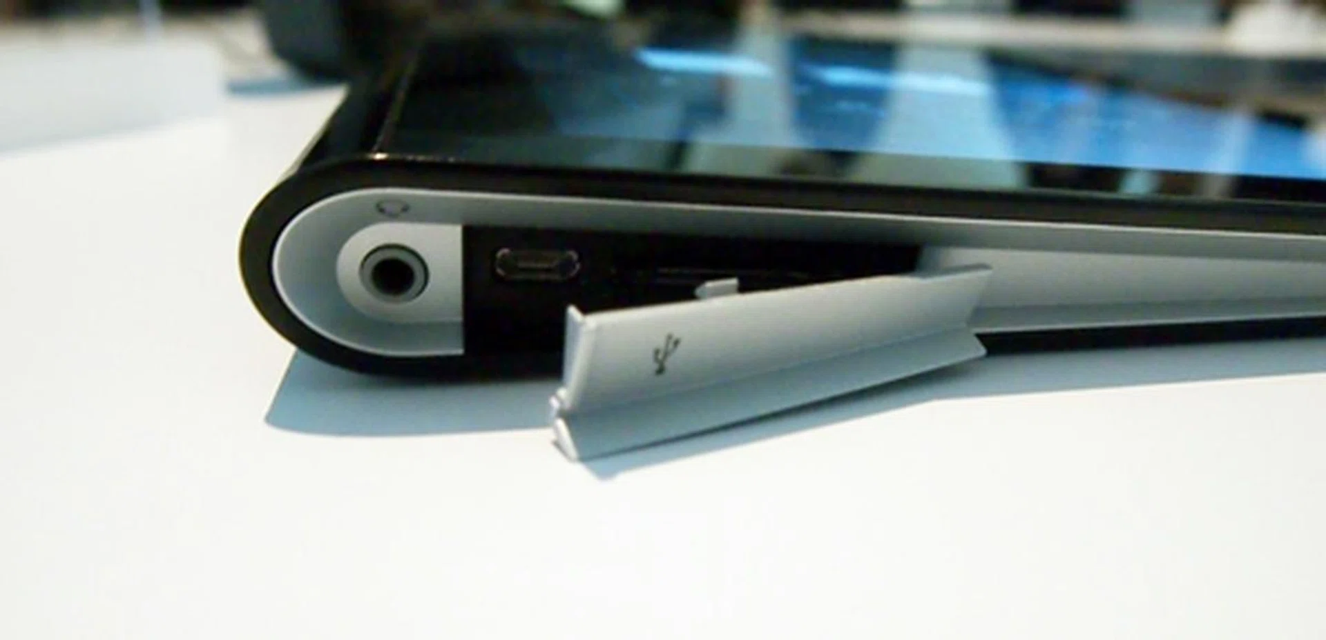 On the left of the Sony Tablet S, you will find the 3.5mm audio jack and a cover protecting the microUSB port and a SD memory card slot.