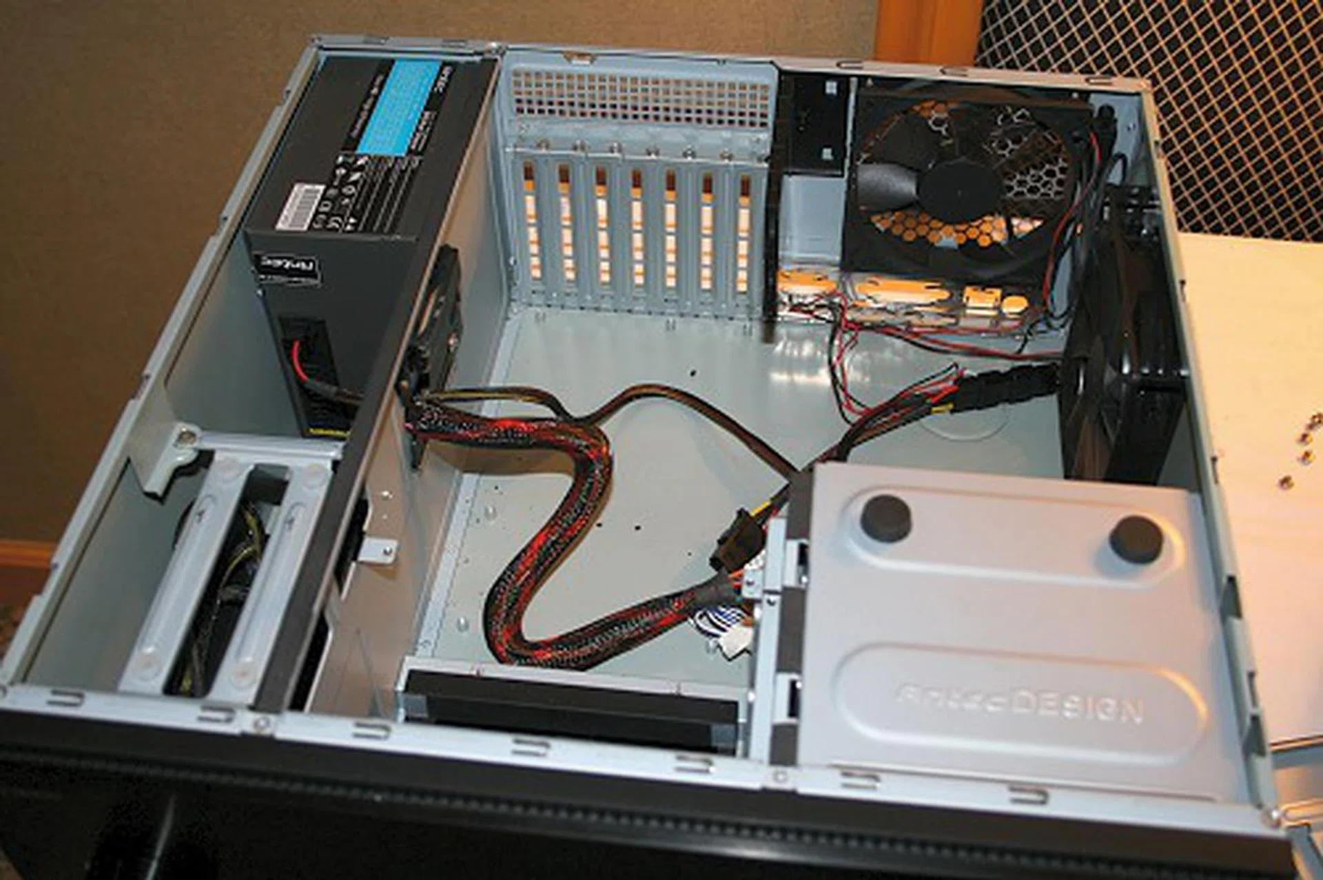  Here's a close-up of up the interior and the hallmark traits of Antec such as the PSU and drive bay isolation chambers that are present among others.  