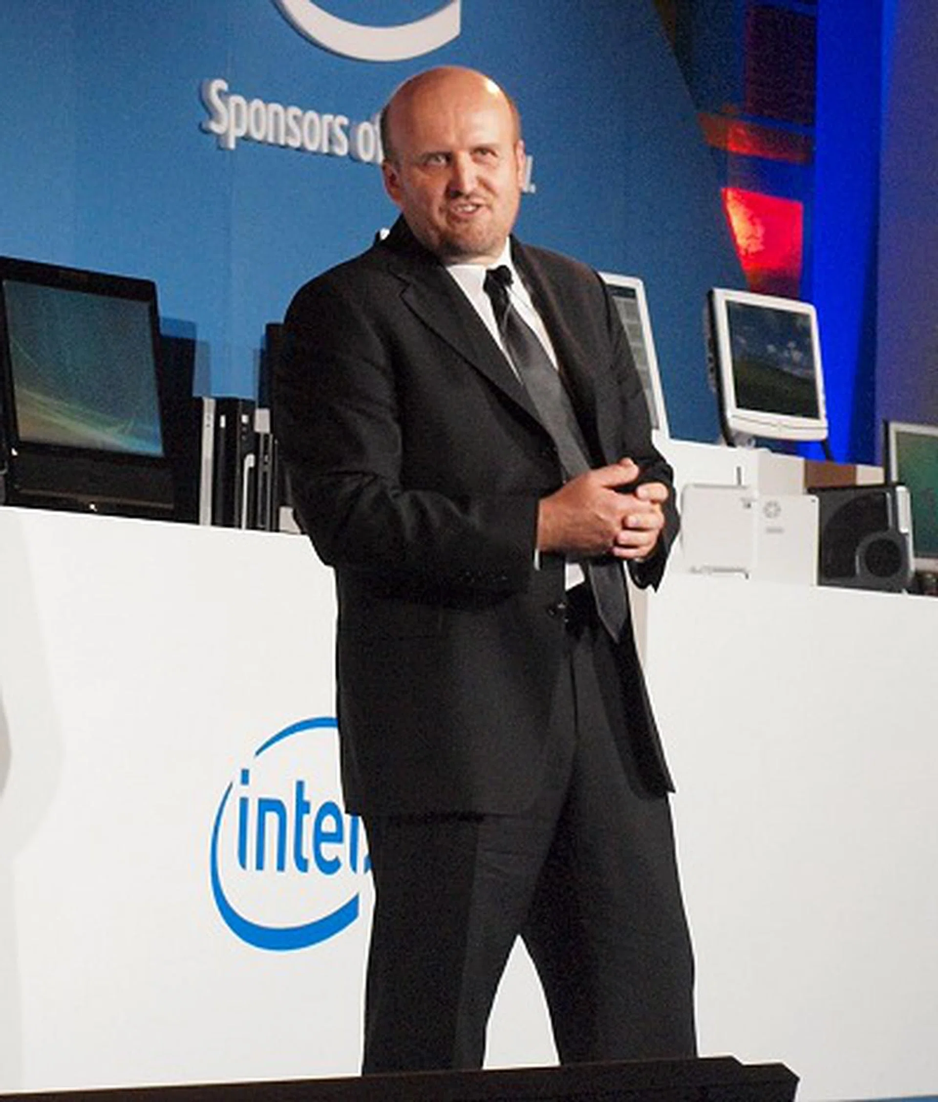  Robert Malinowski, GM of Client Components Group at Intel came up to explain the finer aspects of the Intel P55 chipset that will accompany the Lynnfield processor.  