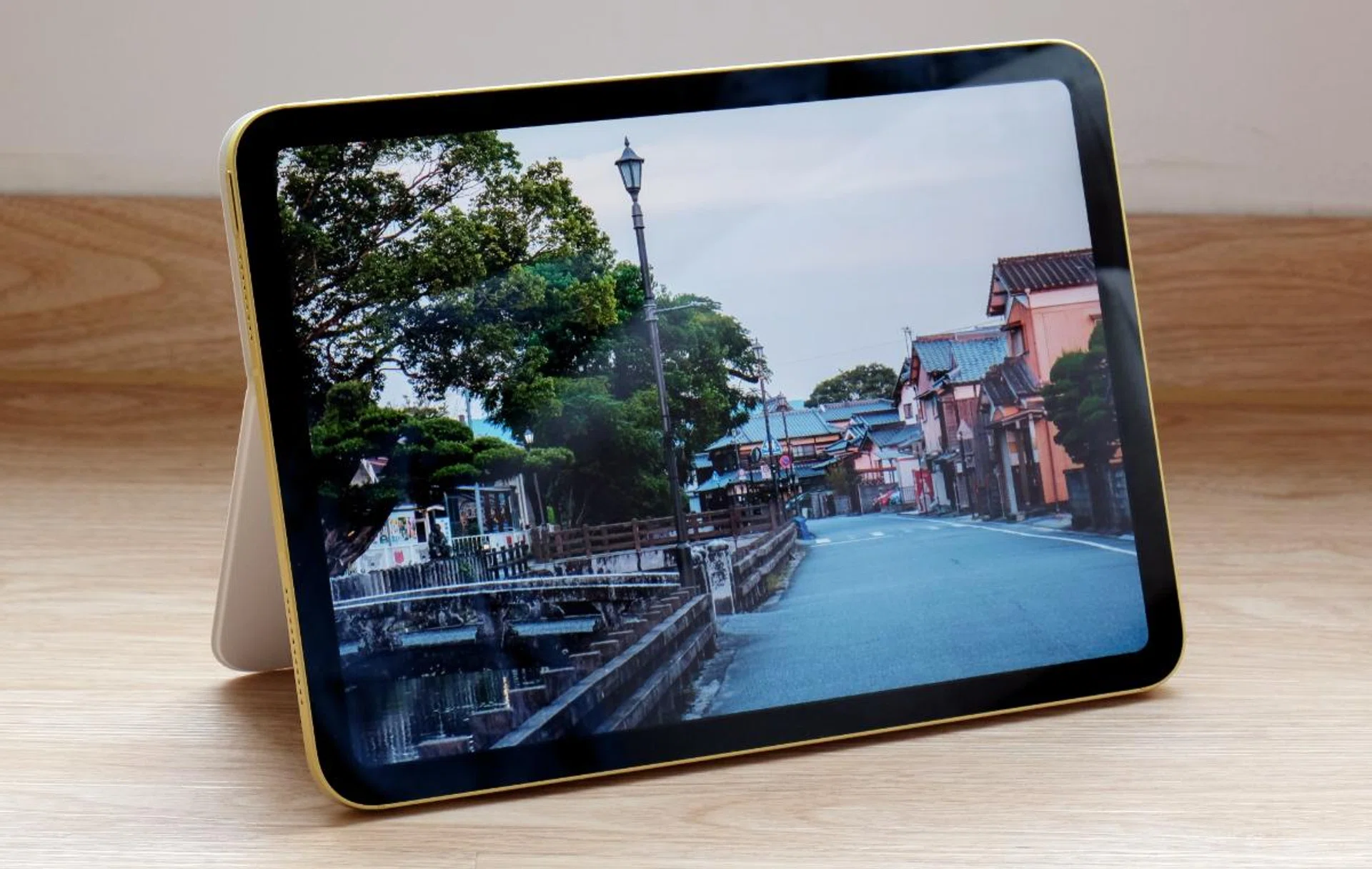 The display is larger at 10.9 inches – the same as the iPad Air. The display looks great.