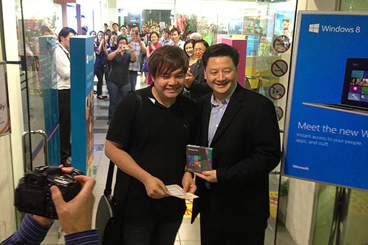 The first in line was Mr. Victor Lim (left in photo). This was him receiving Windows 8 Pro from Mr. Ben Tan, COO of Challenger. A long-time Windows user, Mr. Lim will be upgrading from Windows 7.
