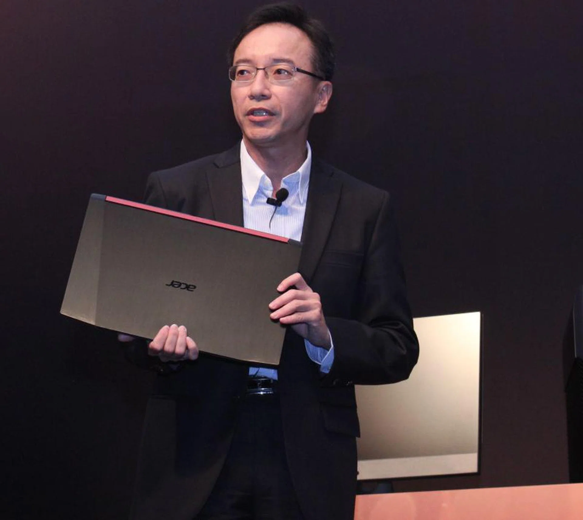 Jerry Kao, President of IT Products Business, Acer, holding what is supposedly a Ryzen-based Acer gaming notebook.