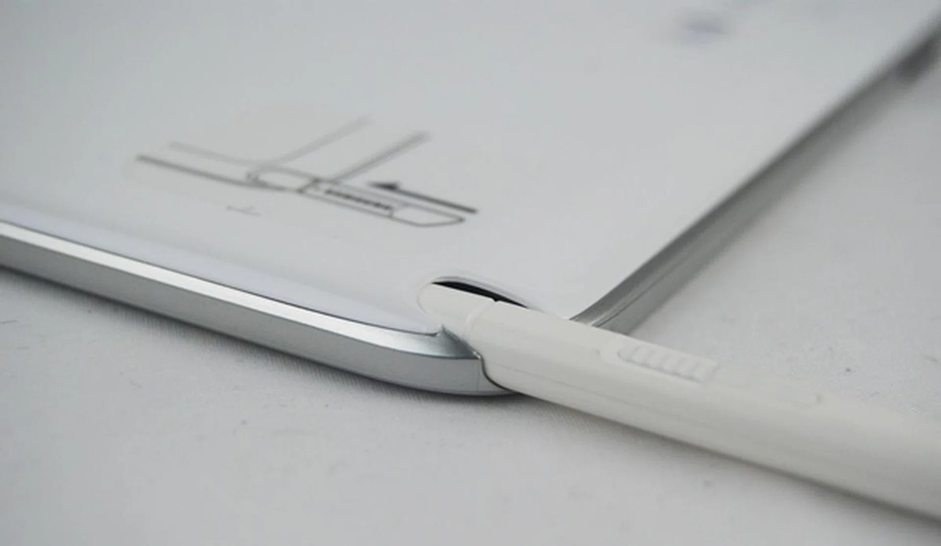 You will find the S Pen slot at the bottom left corner of the Samsung Galaxy Note 10.1 The S Pen fits securely in the slot, so no worries about it slipping out accidentally. 
