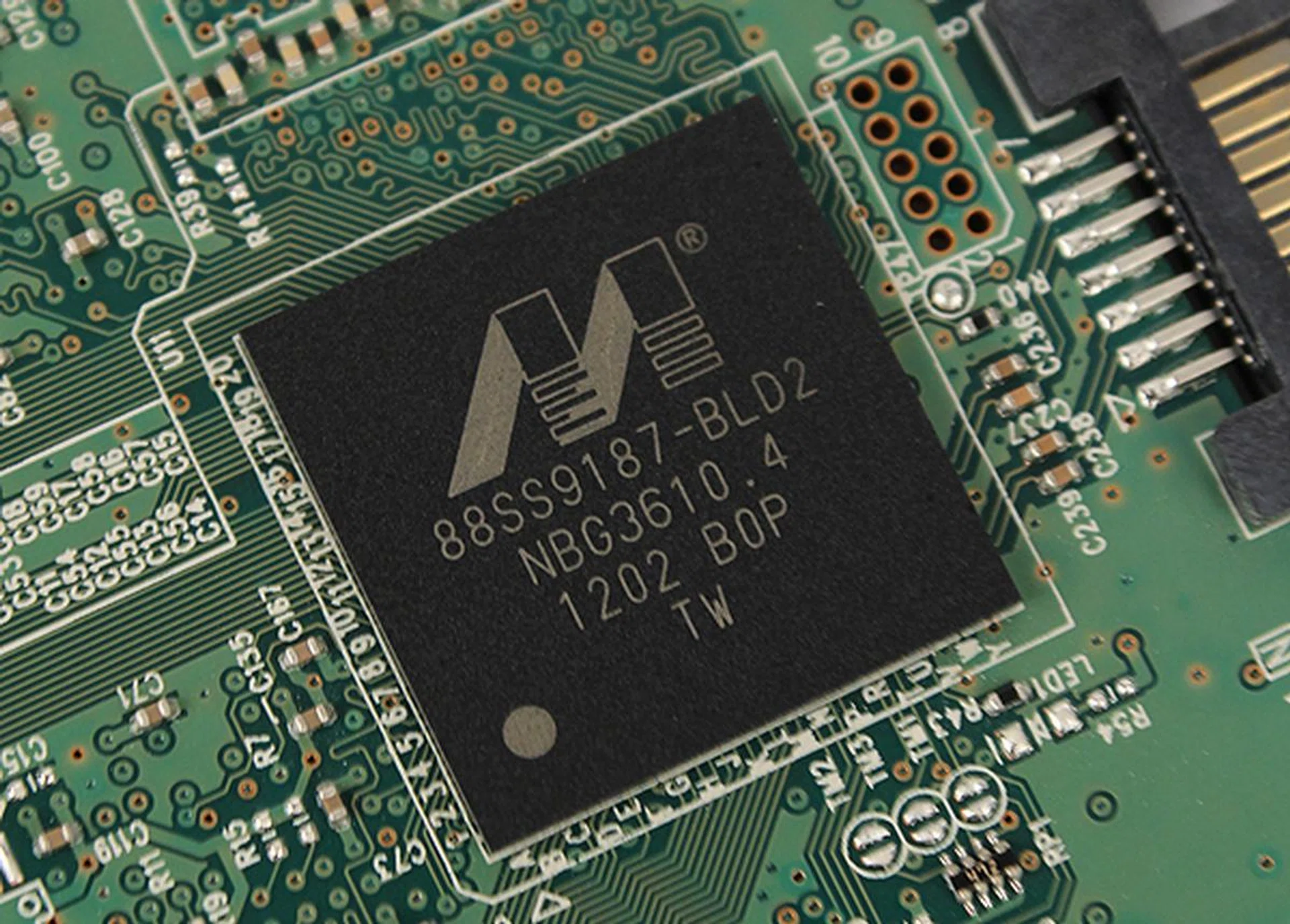 Apart from the Crucial M4, the Plextor M5 Pro is the other drive in this shootout to use the new Marvell 88SS9187 controller.