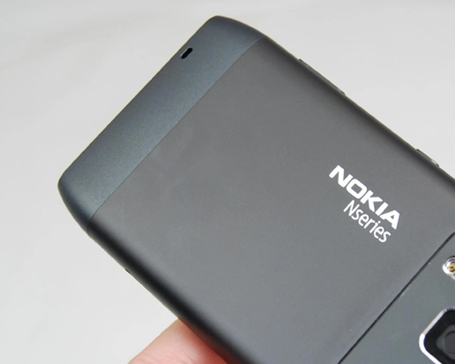 The use of a non-removable battery removes any visible seams that's usually visible on other phones, but not on the N8. This greatly helped improve the phone's aesthetic appeal and its choice of a sturdy but smooth metal build.