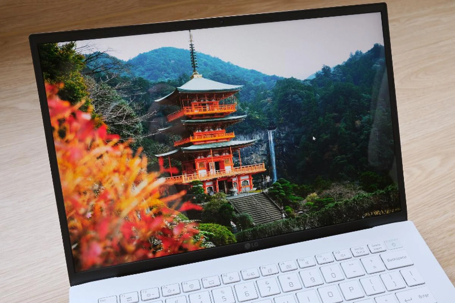 Colours are great but Full-HD resolution on a 14-inch panel means visuals aren't the sharpest.