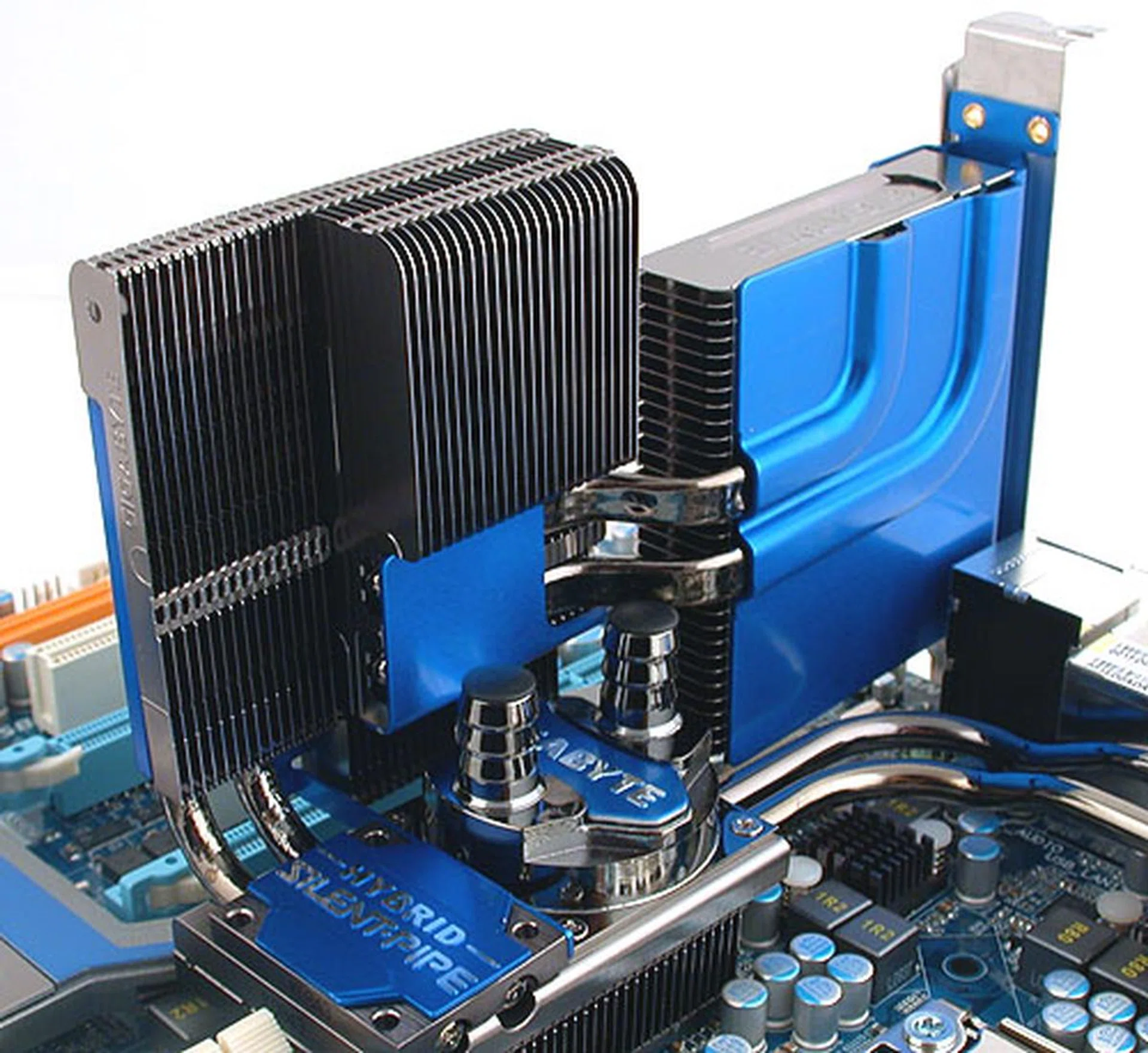 Although the Gigabyte EX58-EXTREME supports water cooling, it also comes with an add-on radiator, just like the other EXTREME boards we have seen before. This is called the Hybrid Silent-Pipe 2, which will definitely raise the thermal dissipation rate, since heat is vented out of the casing with the help of internal airflows. It is mounted using screws and some thermal paste. 