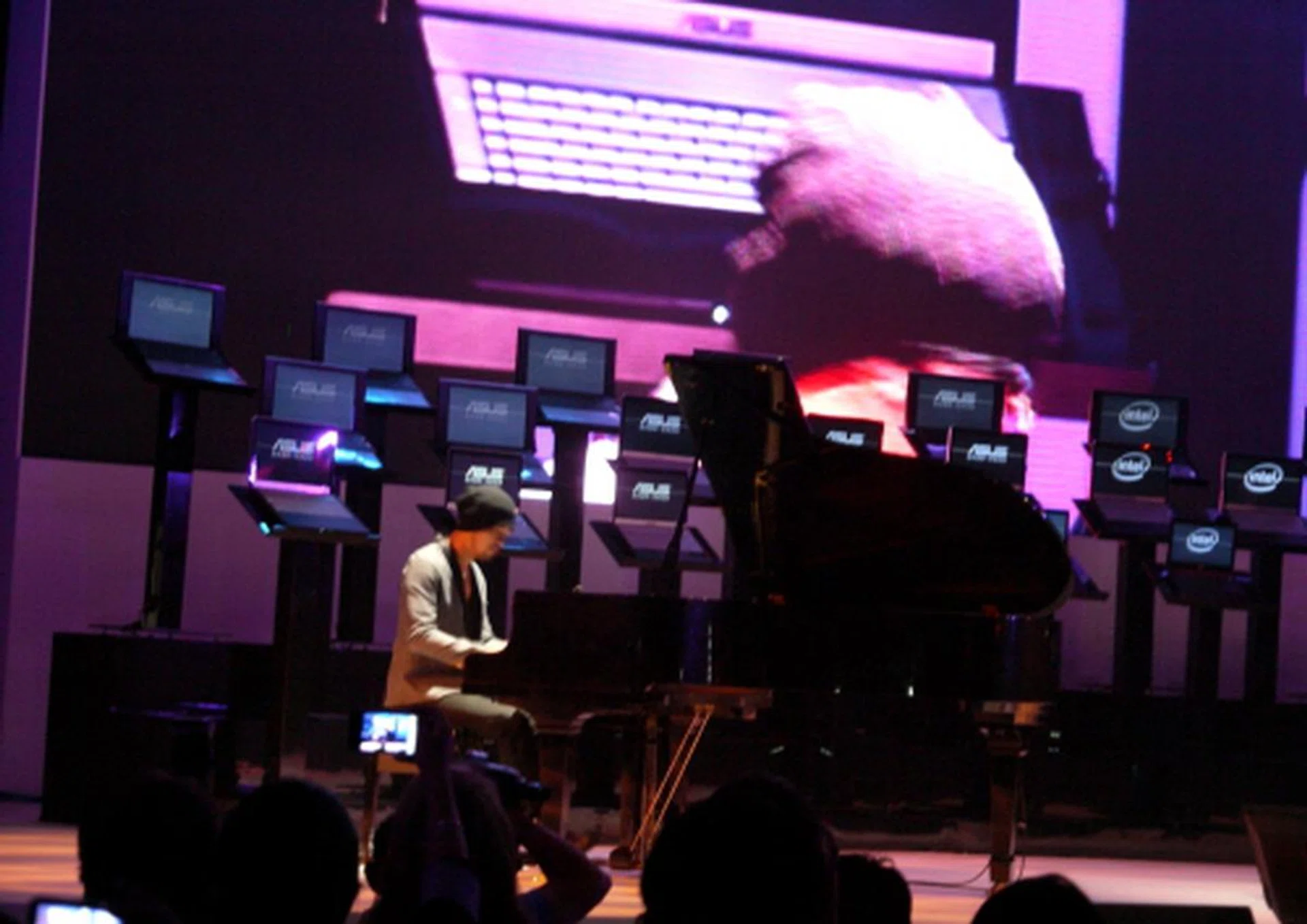 Chou takes a break from his usual repertoire of hip-hop tunes and soppy ballads to bang out a classical piece during the ASUS event. We might not be huge fans of his, but we have to admit that the boy's got talent. You'll get to see how Chou influenced the N43SL's design over at the next page.