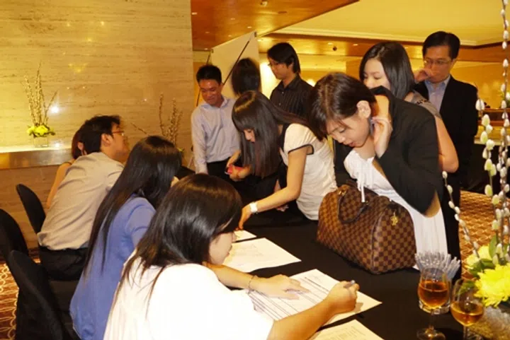 30pm, guests were gathering around the registration counter, waiting to get ushered in.