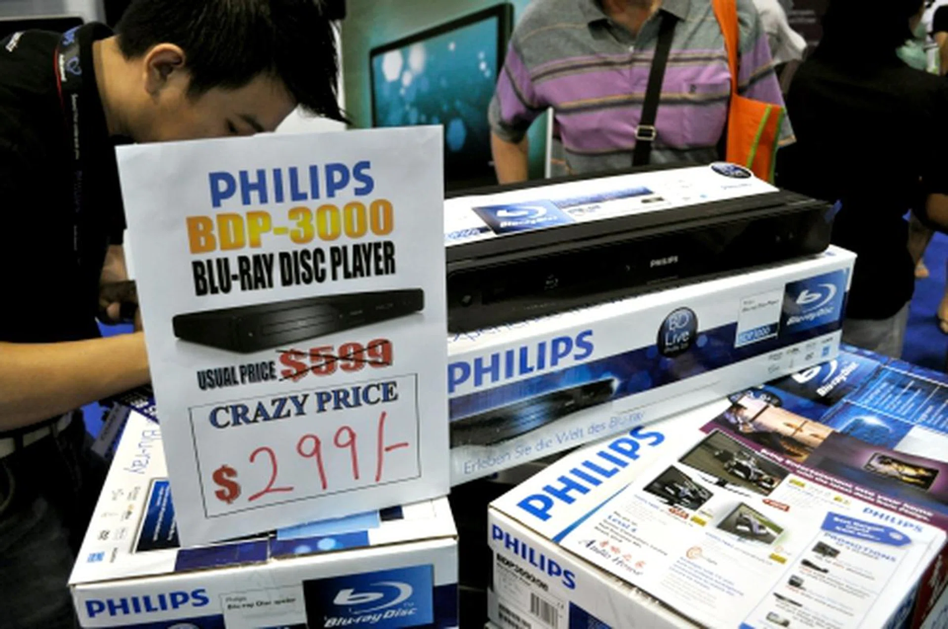 A sleek and stylish Blu-ray player priced below the 300-dollar mark? Unbelievable? Yes boy, you better believe it. Philips BDP-3000 is yours to take home for only $299, and it supports BD-Live too!