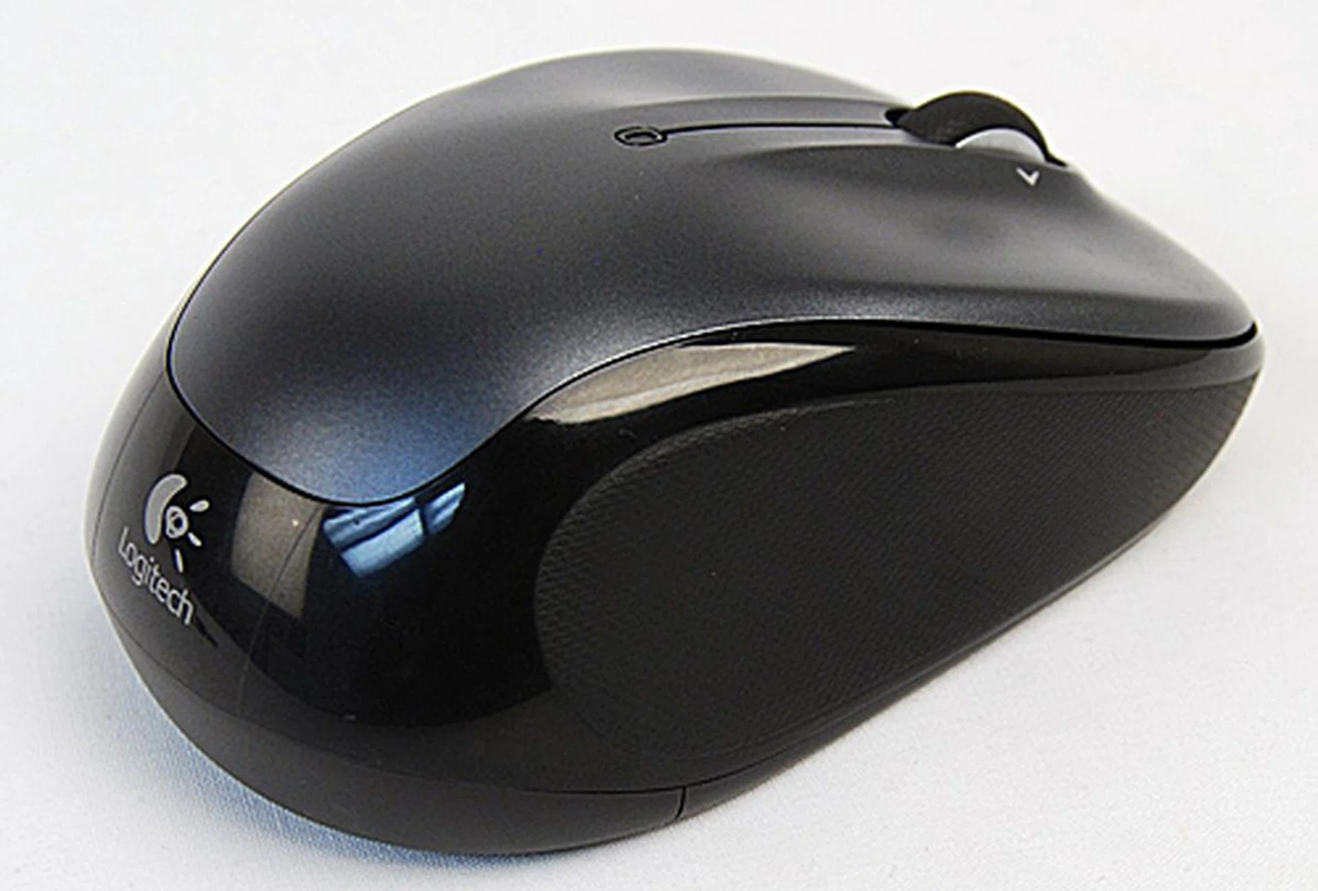 Rubber indents on the sides of the Logitech M325 help ensure your hand fits snugly around its contours.