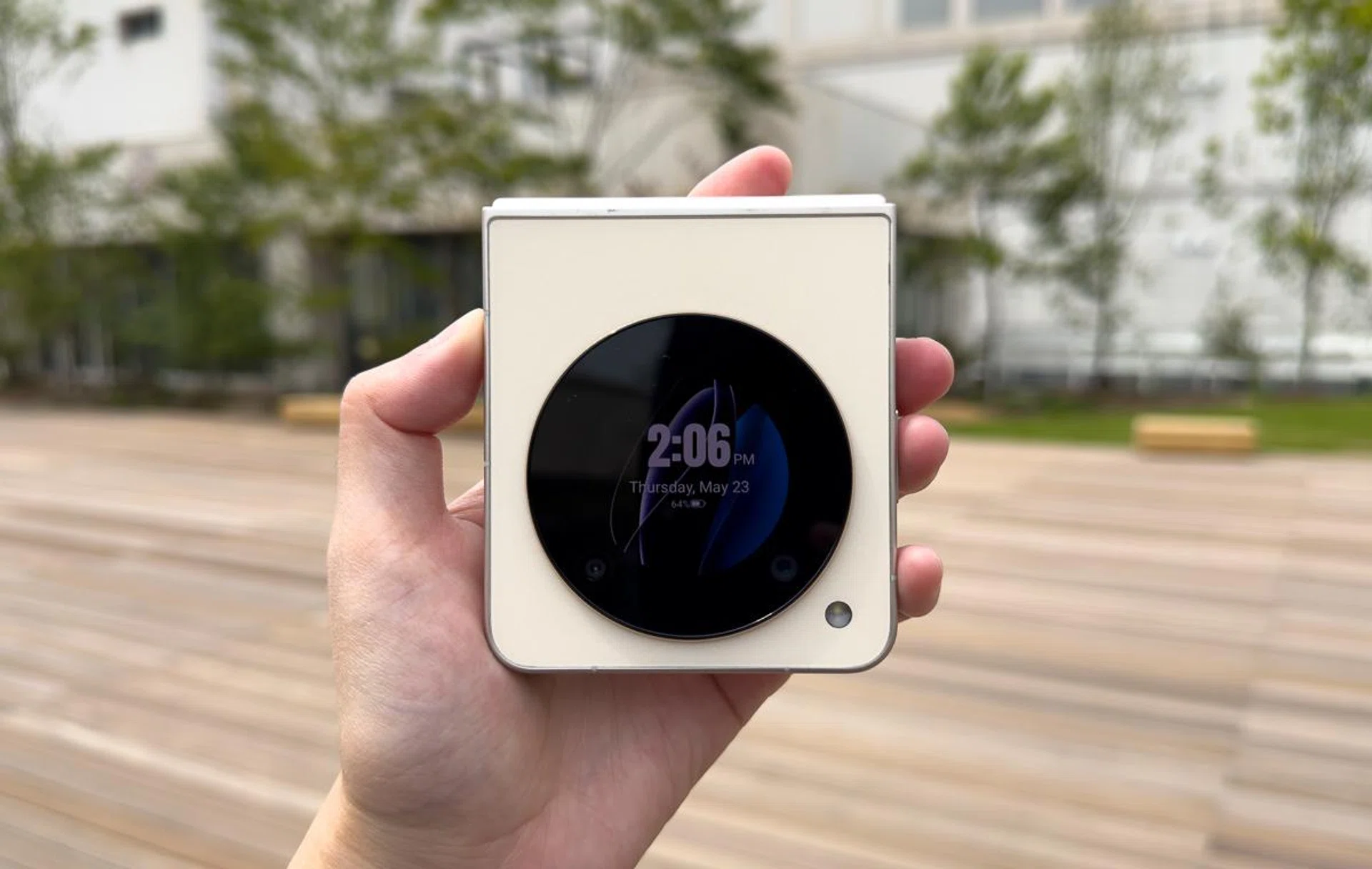 External screen of the Nubia Flip 5G.