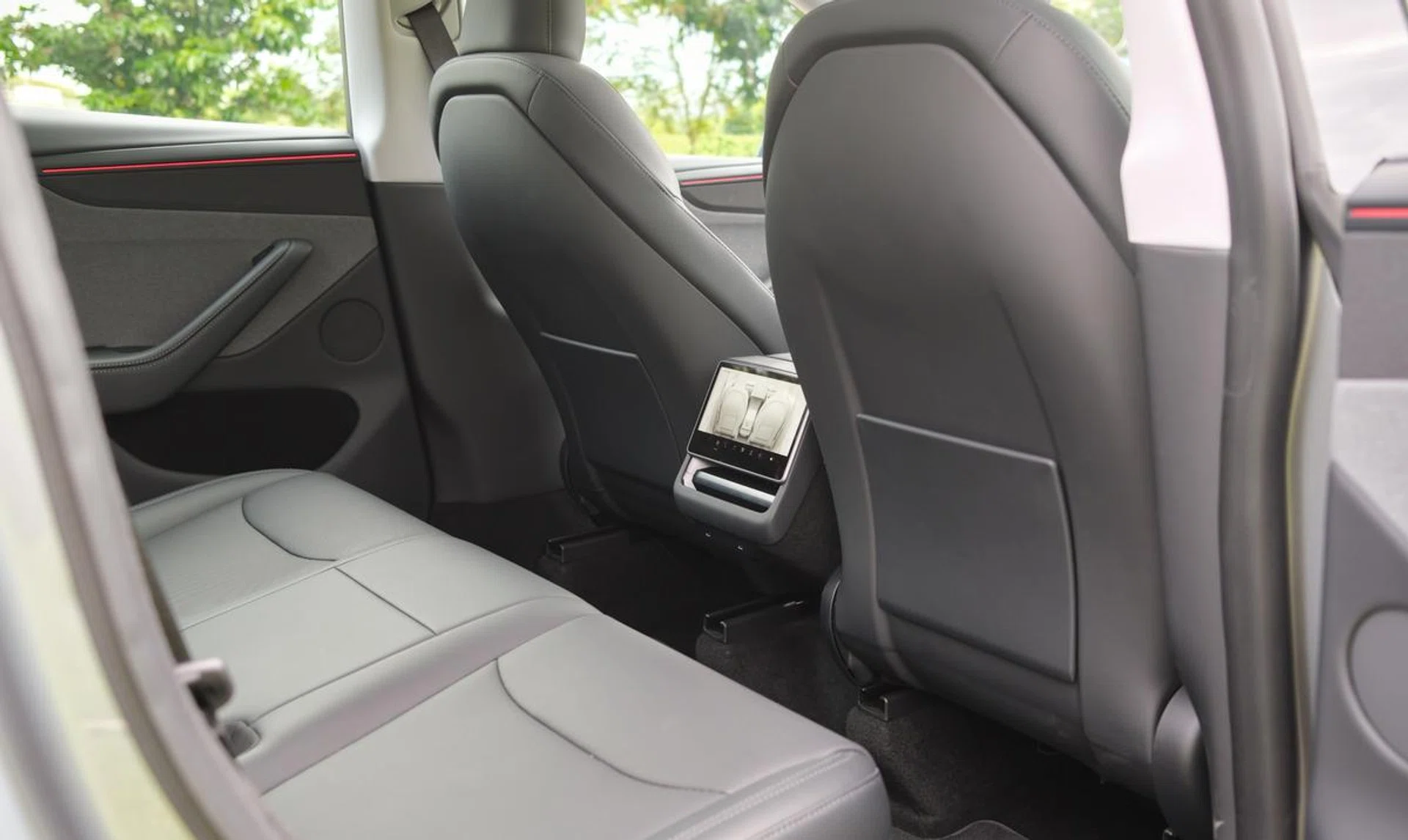 The 8-inch rear screen will allow users to adjust climate settings, media, and more. Image: HWZ