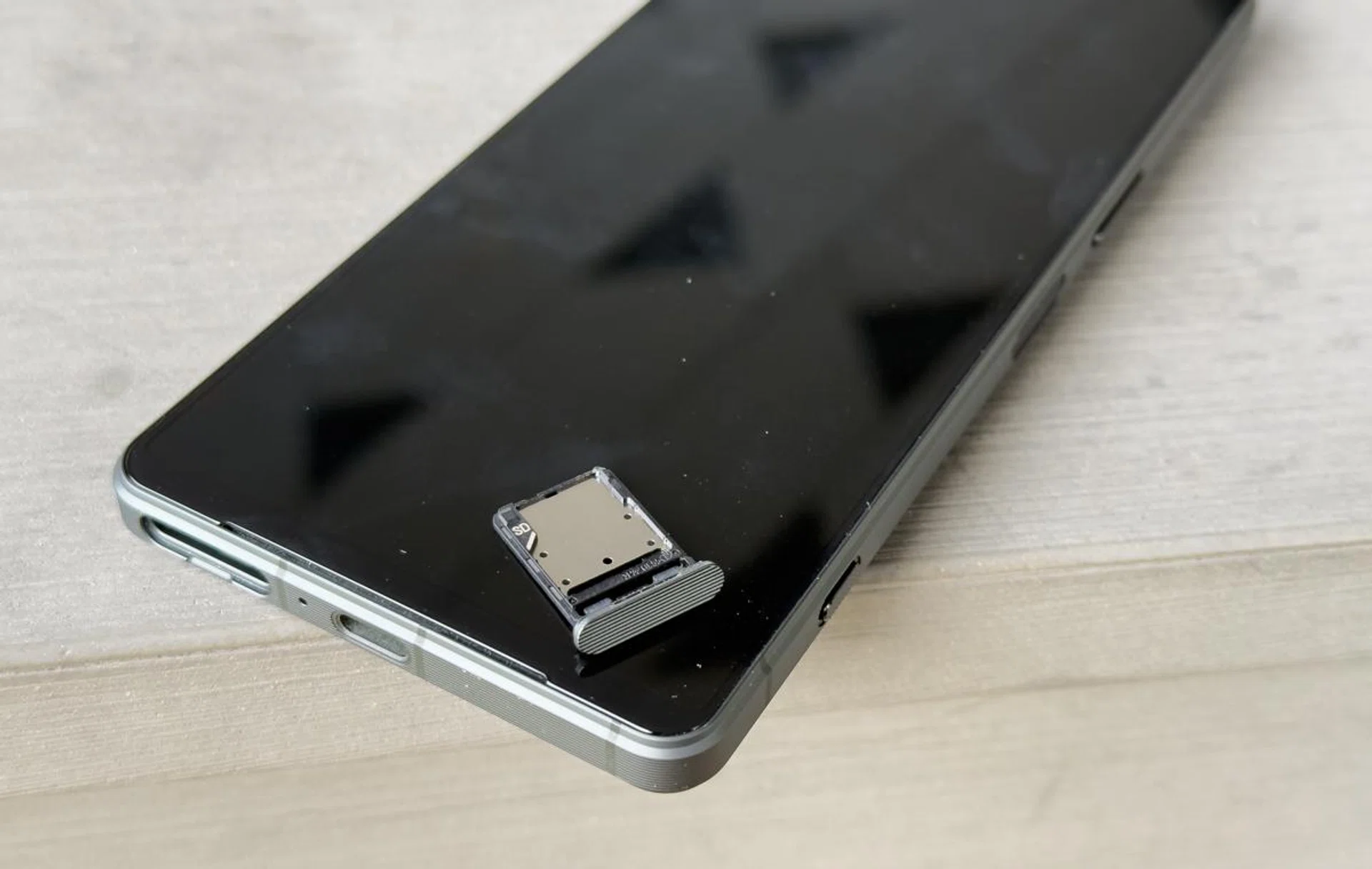 microSD support is a rare trait amongst high-end phones. Photo: HWZ.