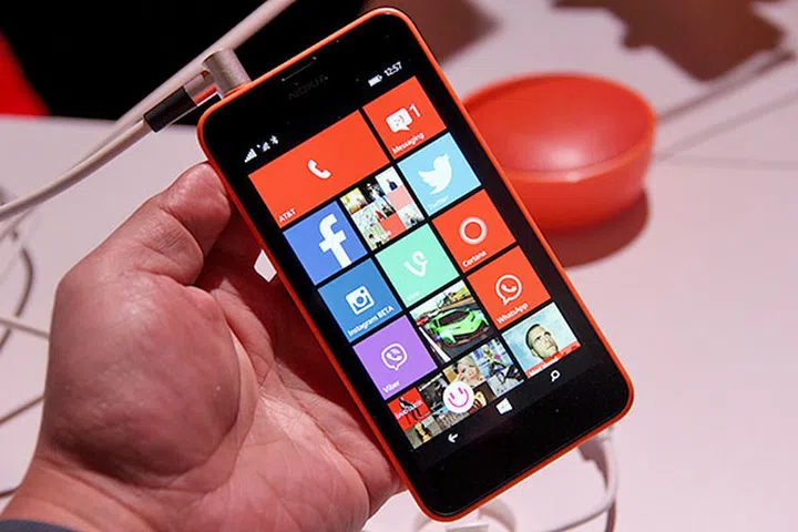From the front, the Lumia 630 looks a bit like the iPhone 5C. No?