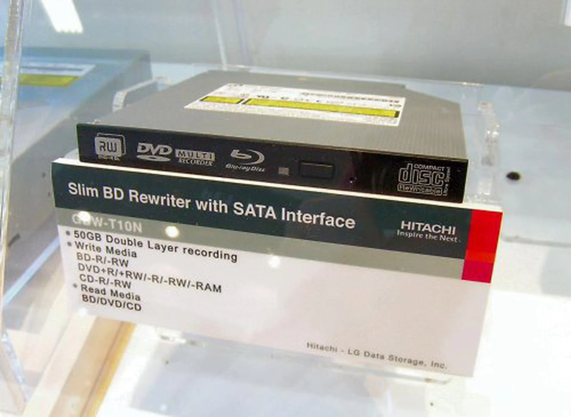  Hitachi showing a slim BD rewriter that supports 50GB double layer discs and the SATA interface.  