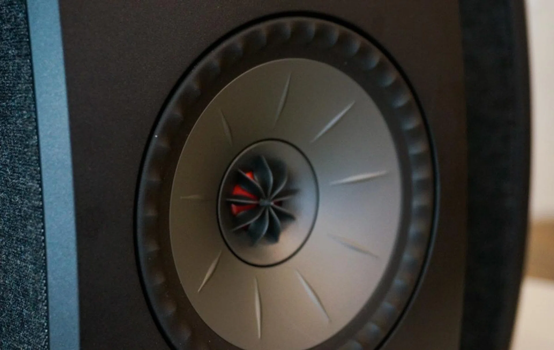 The engineers at KEF managed to shrink the Uni-Q driver down to fit this smaller speaker.