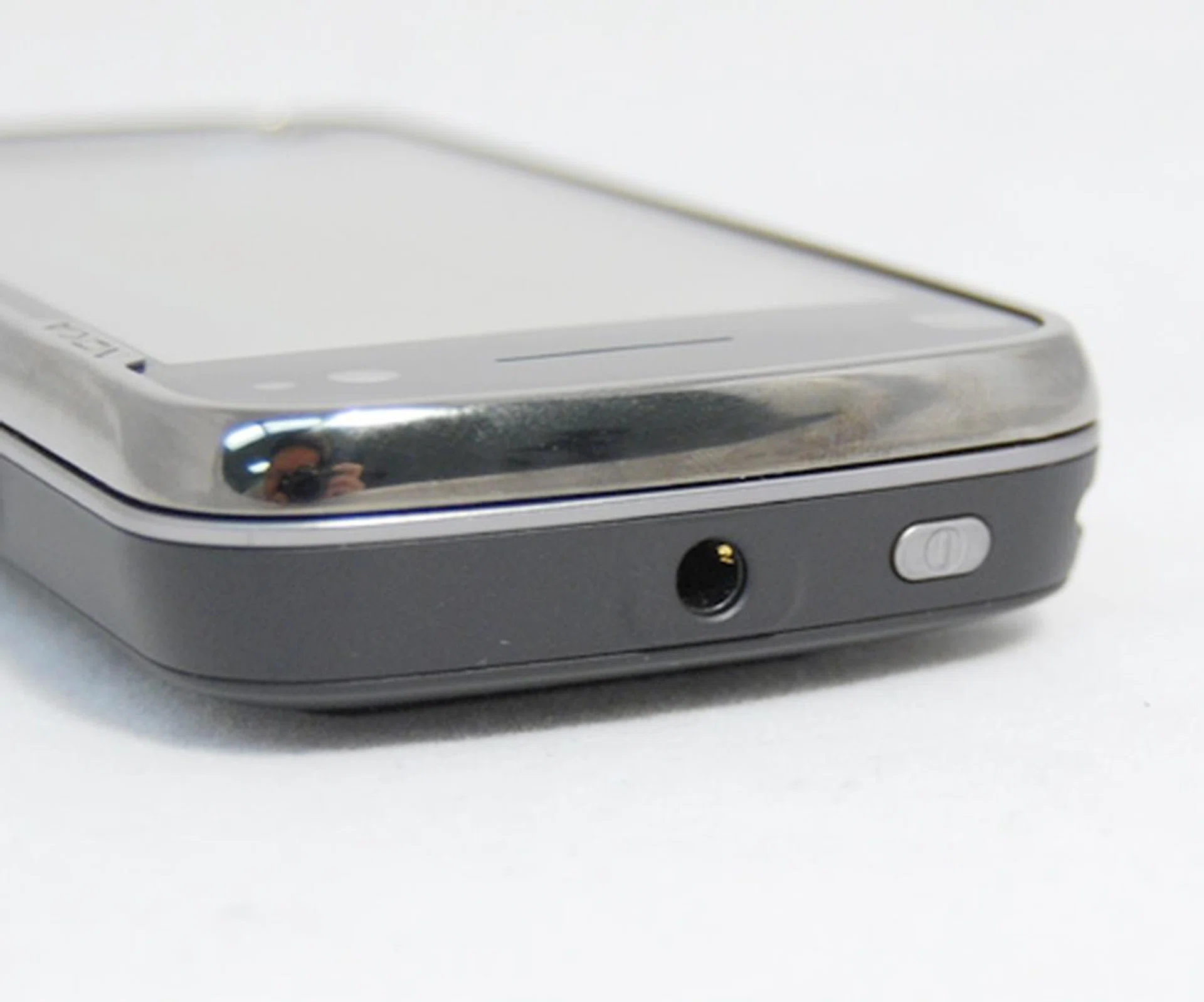 3.5mm audio jack and the power button at the crown of the device. However, we would have preferred the power button to be on the right hand side instead, for easier access.