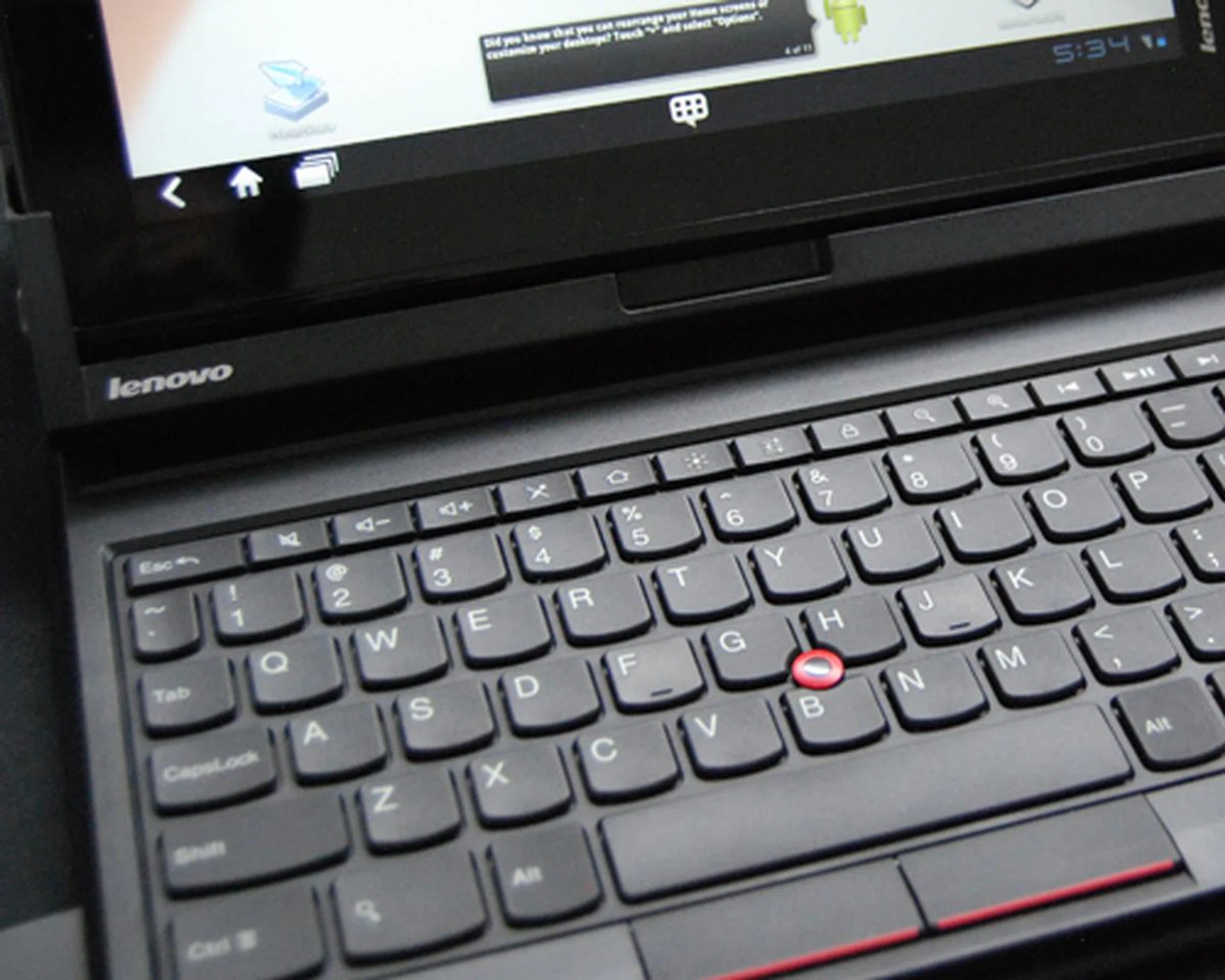 The keyboard shares much similarity to its ThinkPad notebook counterparts in its design. An optical track point is situated at the center, with the familiar black and red mouse buttons below the space bar.