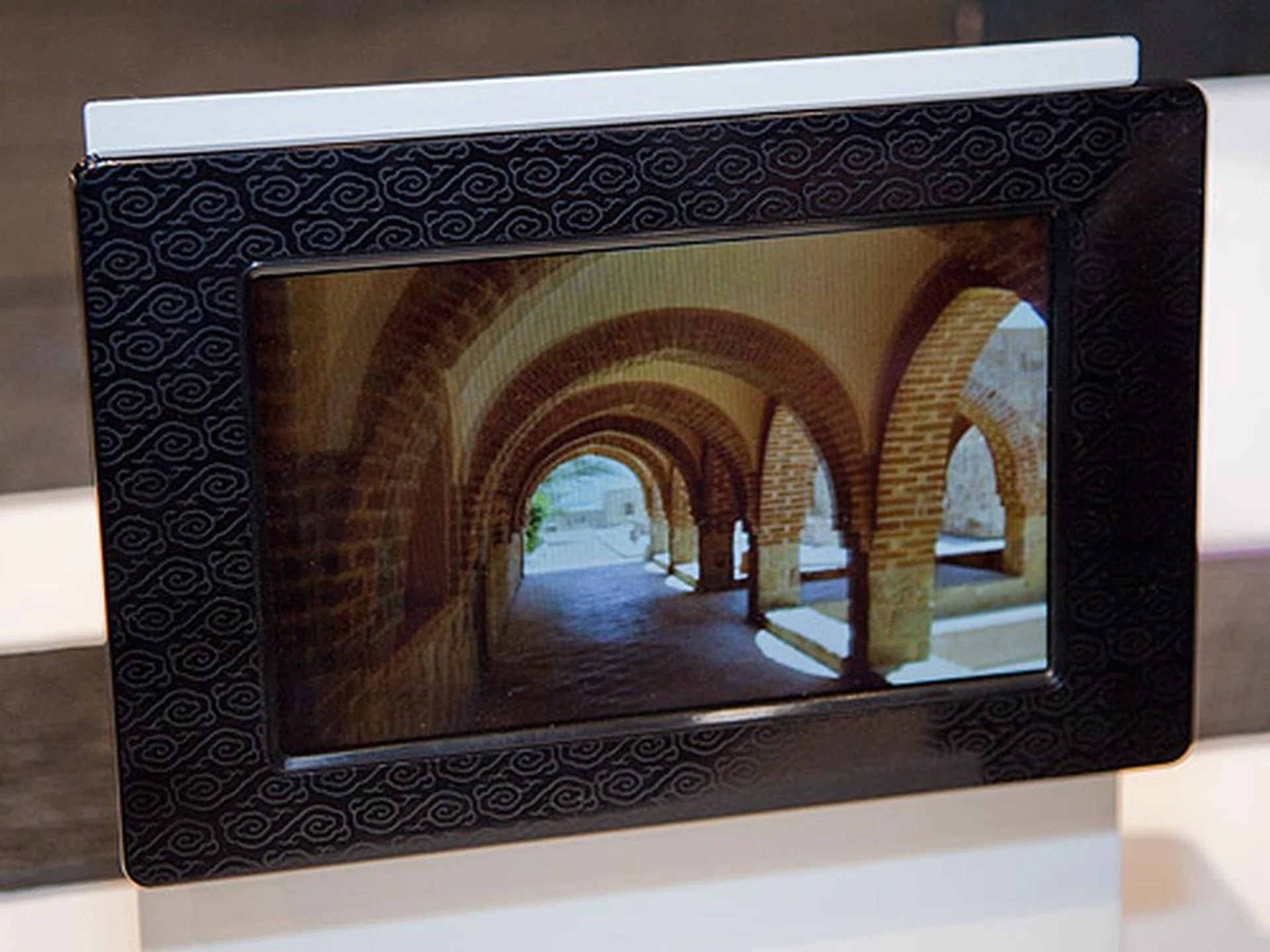 And of course, you'll also need a 3D photo frame to view all those 3D images. This glassless photo frame is a perfect complement to Polaroid's 3D digital camera.