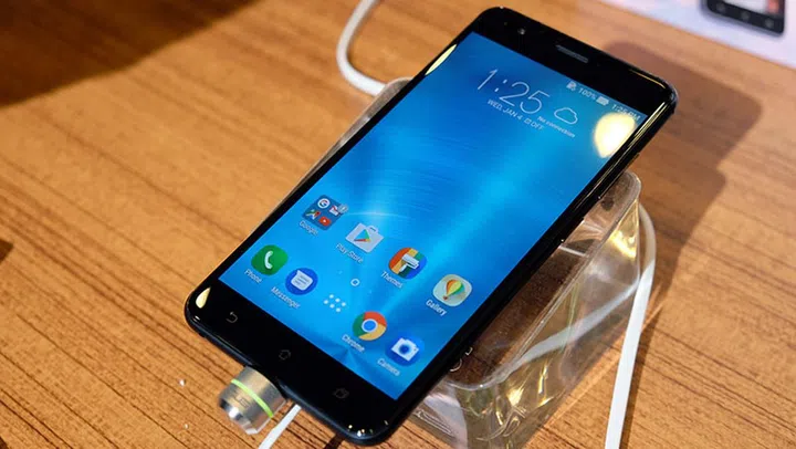 The ASUS ZenFone 3 Zoom.