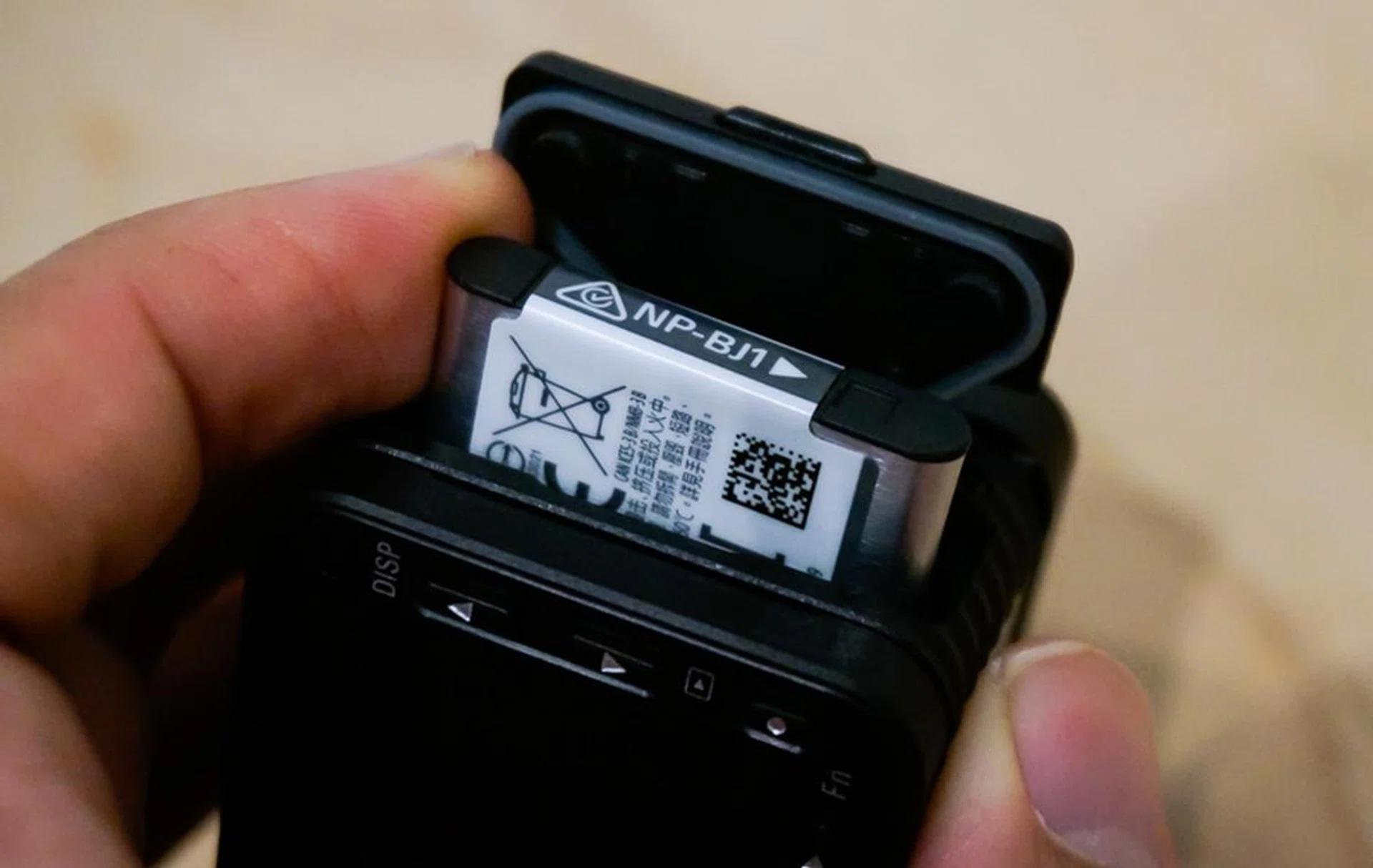 The small battery gives up to about 120 mins of recording time on a single charge.