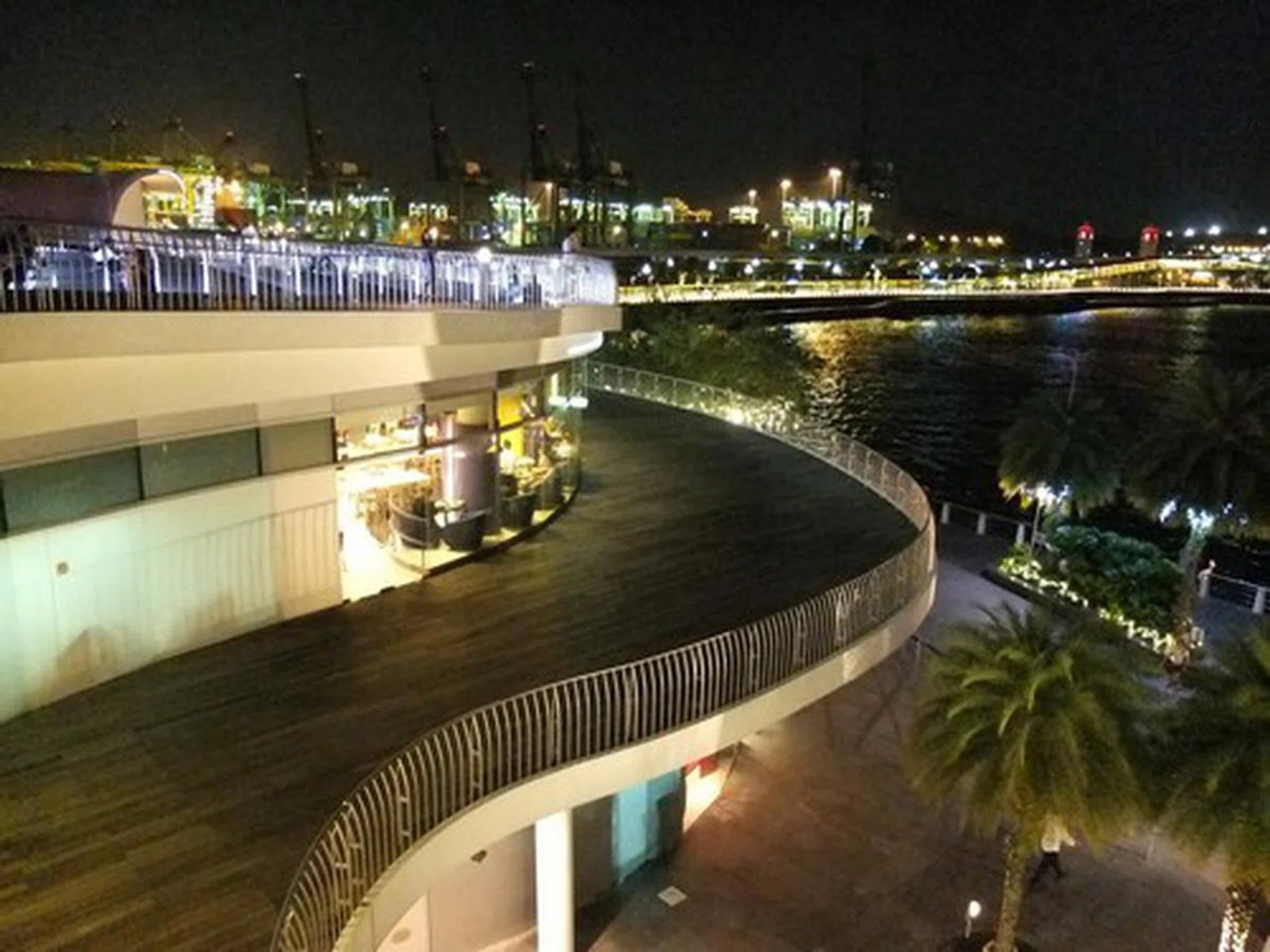 ISO6400. Click for full resolution image.