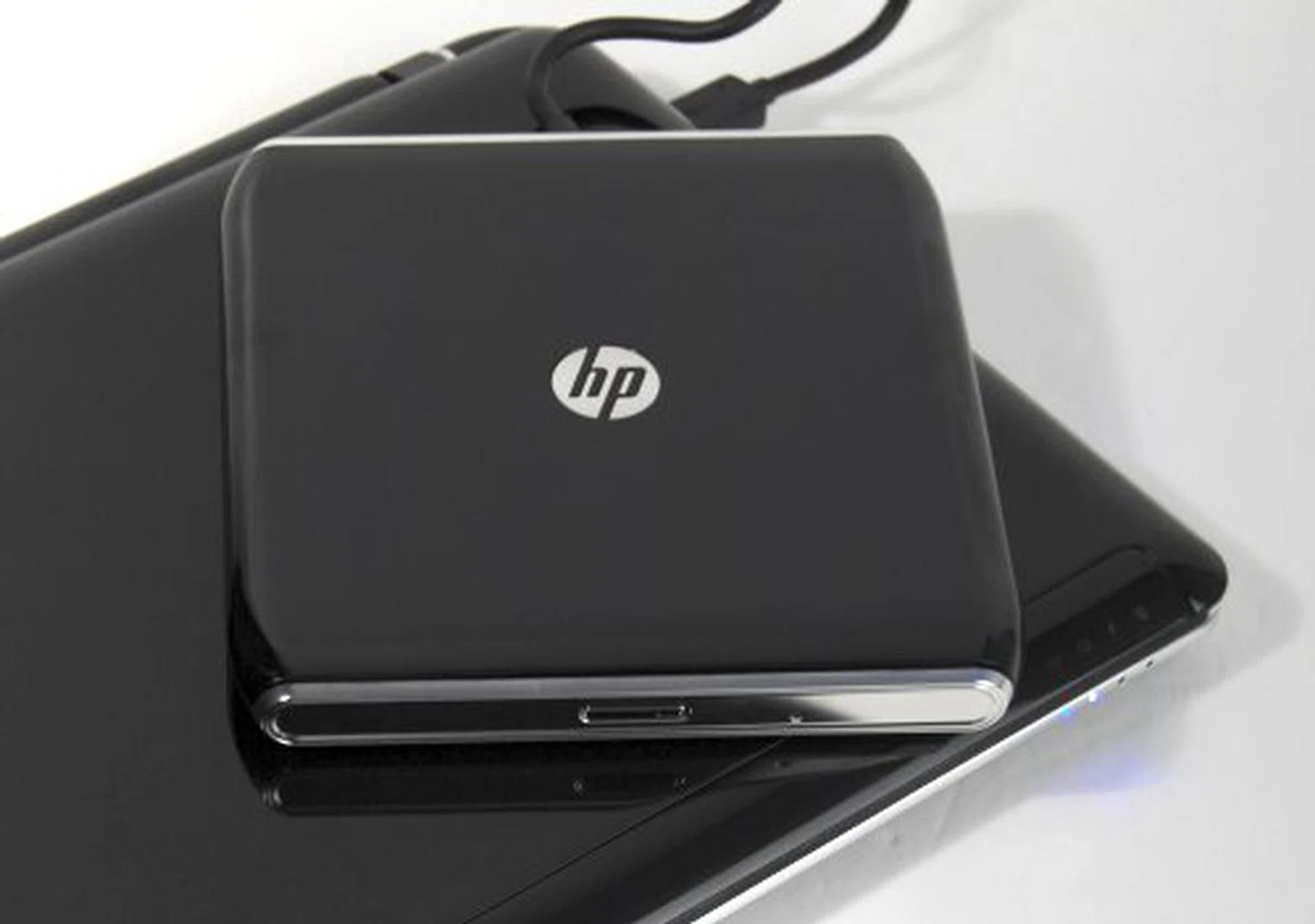 The notebook also comes with a USB powered LightScribe SuperMulti 8x DVD drive since it doesn't have one integrated in the chassis.