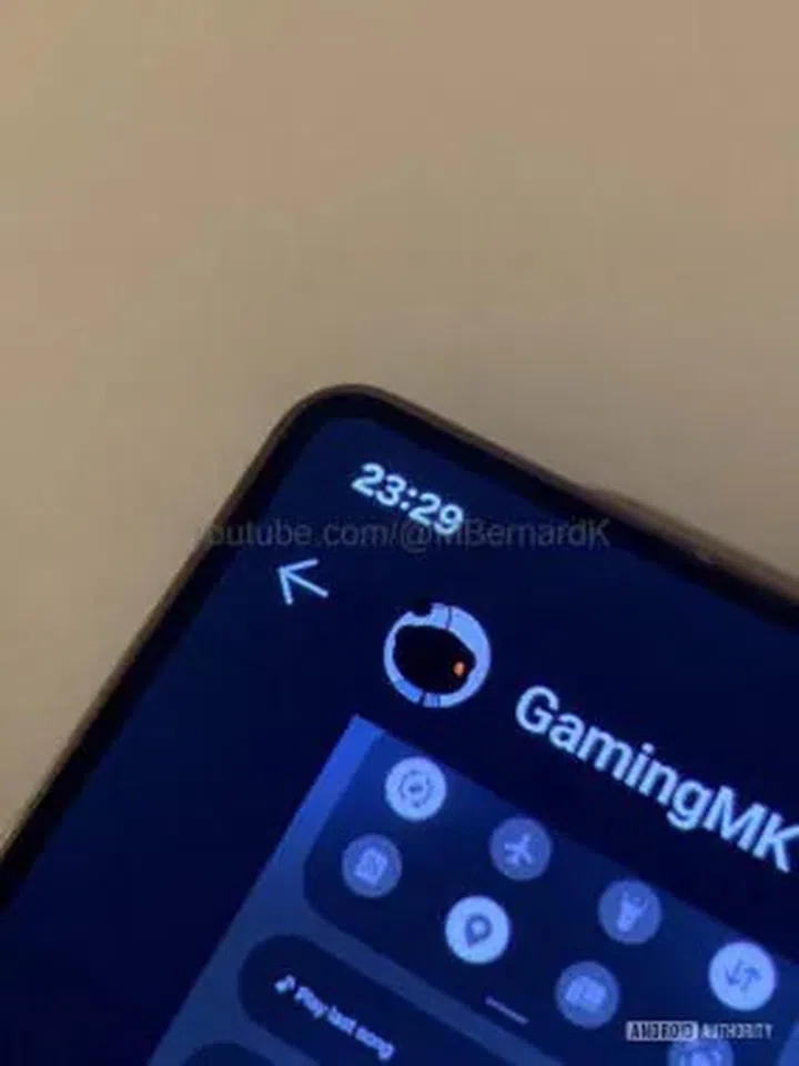 The bezel on the Samsung Galaxy S25 Ultra seems to be quite thin and we get a glimpse of the upcoming One UI 7 interface. (Photo: GamingMK)