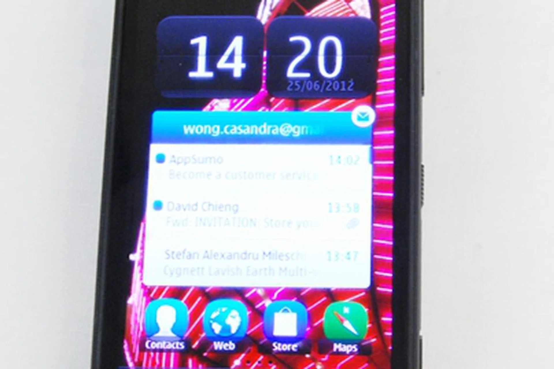 The Nokia 808 PureView is pretty bulky by today's standards, weighing at 169g and measuring a 17.95mm thick where the camera protrudes.